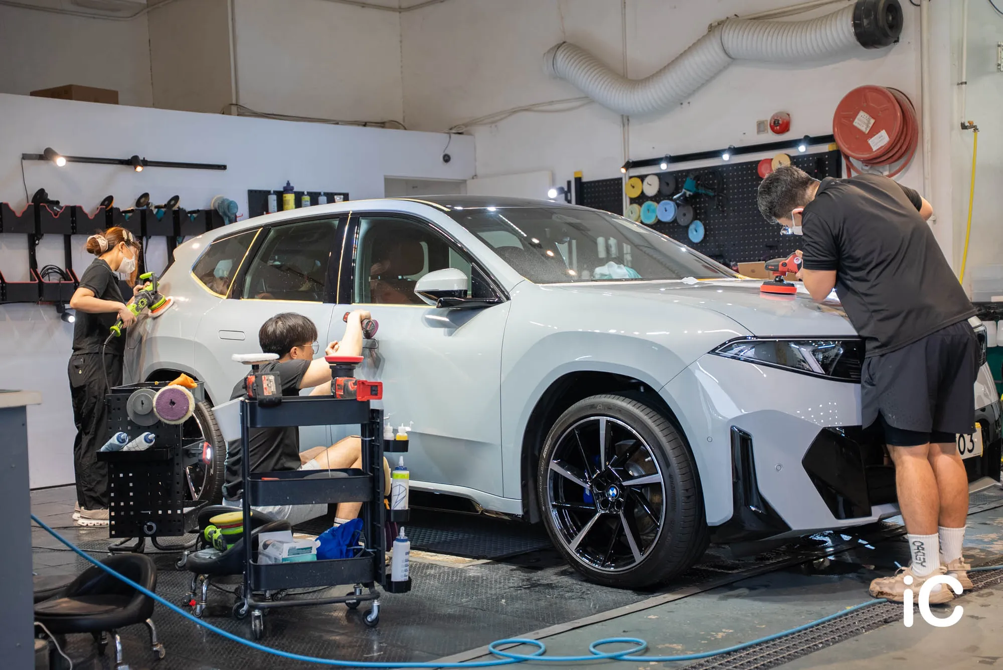BMW iX3 (NA5) (Neue Klasse) 鍍膜 — 我們團隊分工處理全車的研磨拋光