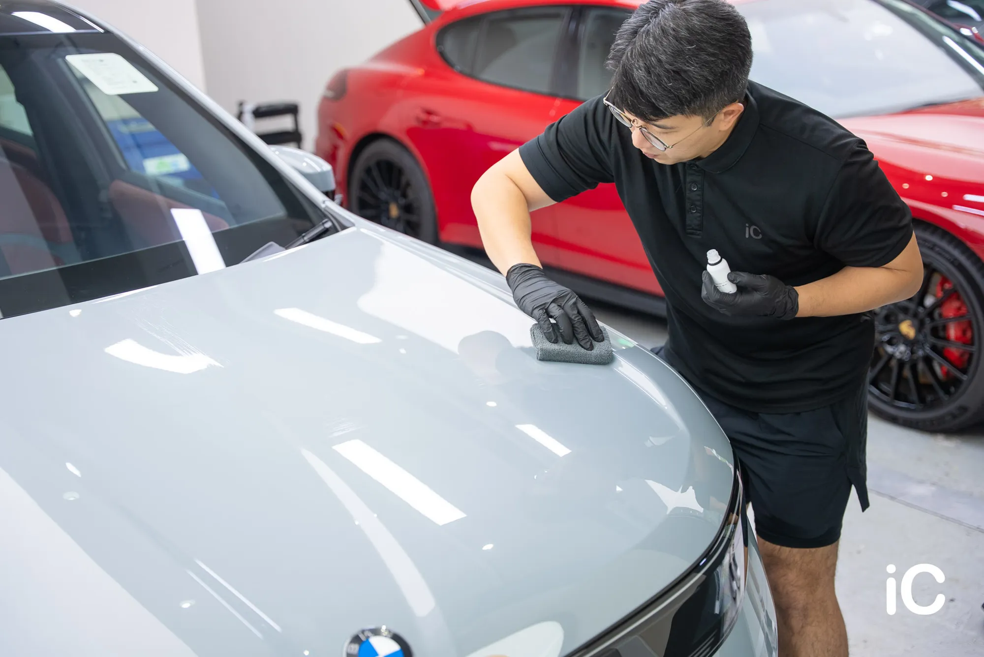 BMW iX3 (NA5) (Neue Klasse) 鍍膜 — 完成研磨拋光後，為塗上 ULGO Black Infinity 自我修復鍍膜