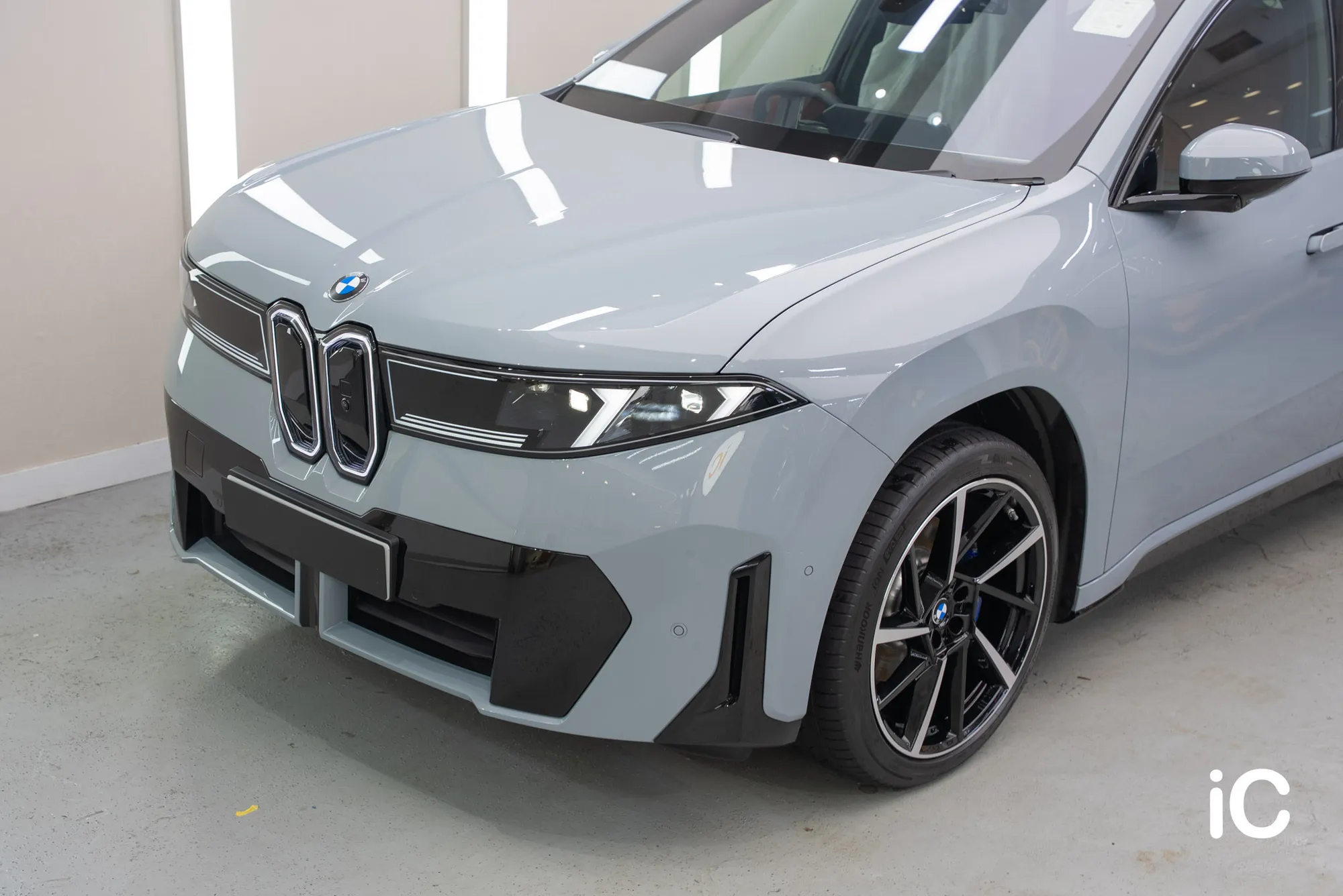 BMW iX3 (NA5) (Neue Klasse) 鍍膜 — 研磨拋光及鍍膜完成後，清晰的光線反射。