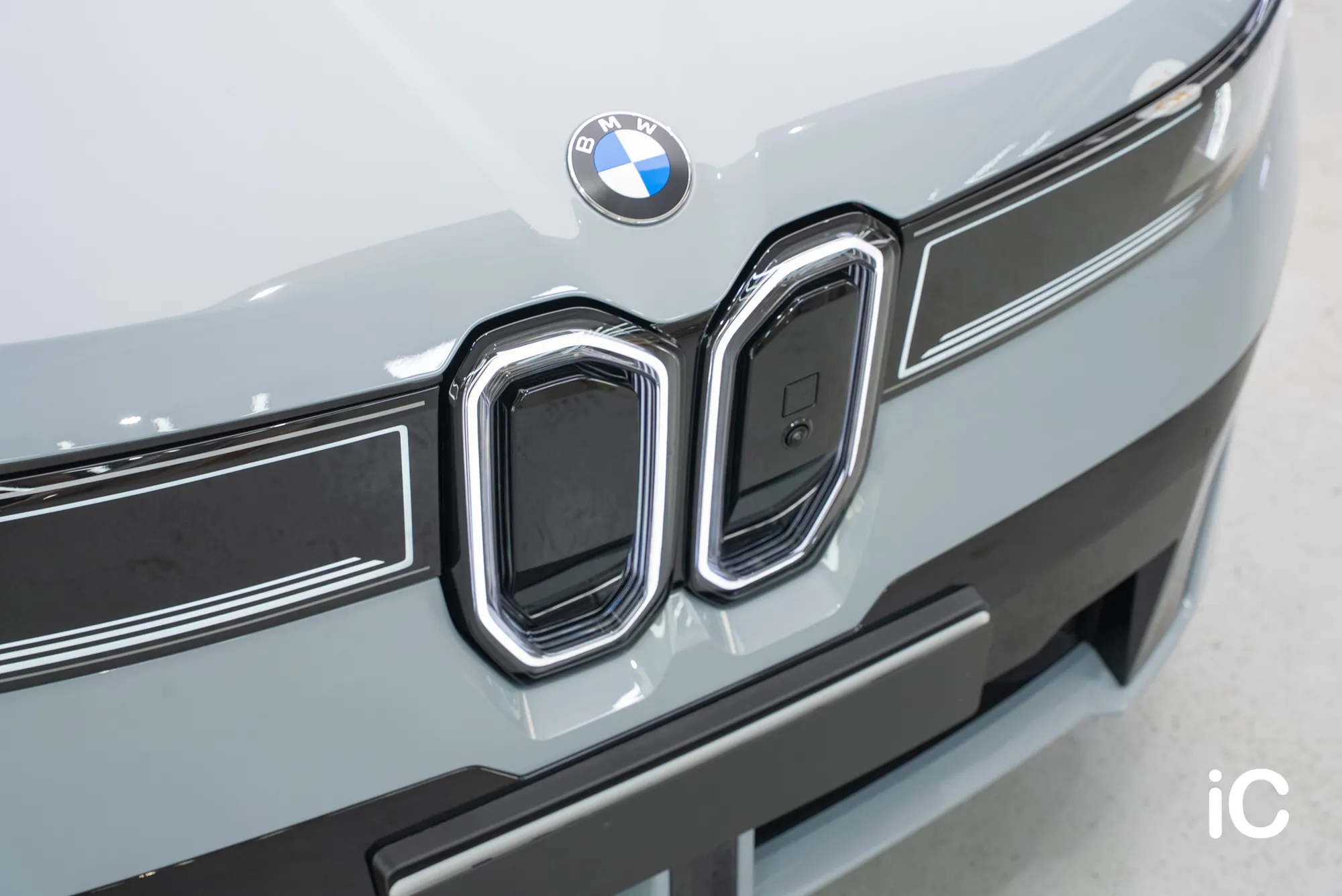 BMW iX3 (NA5) (Neue Klasse) 鍍膜 — 近距離呈現漆面與黑色飾件的光澤。