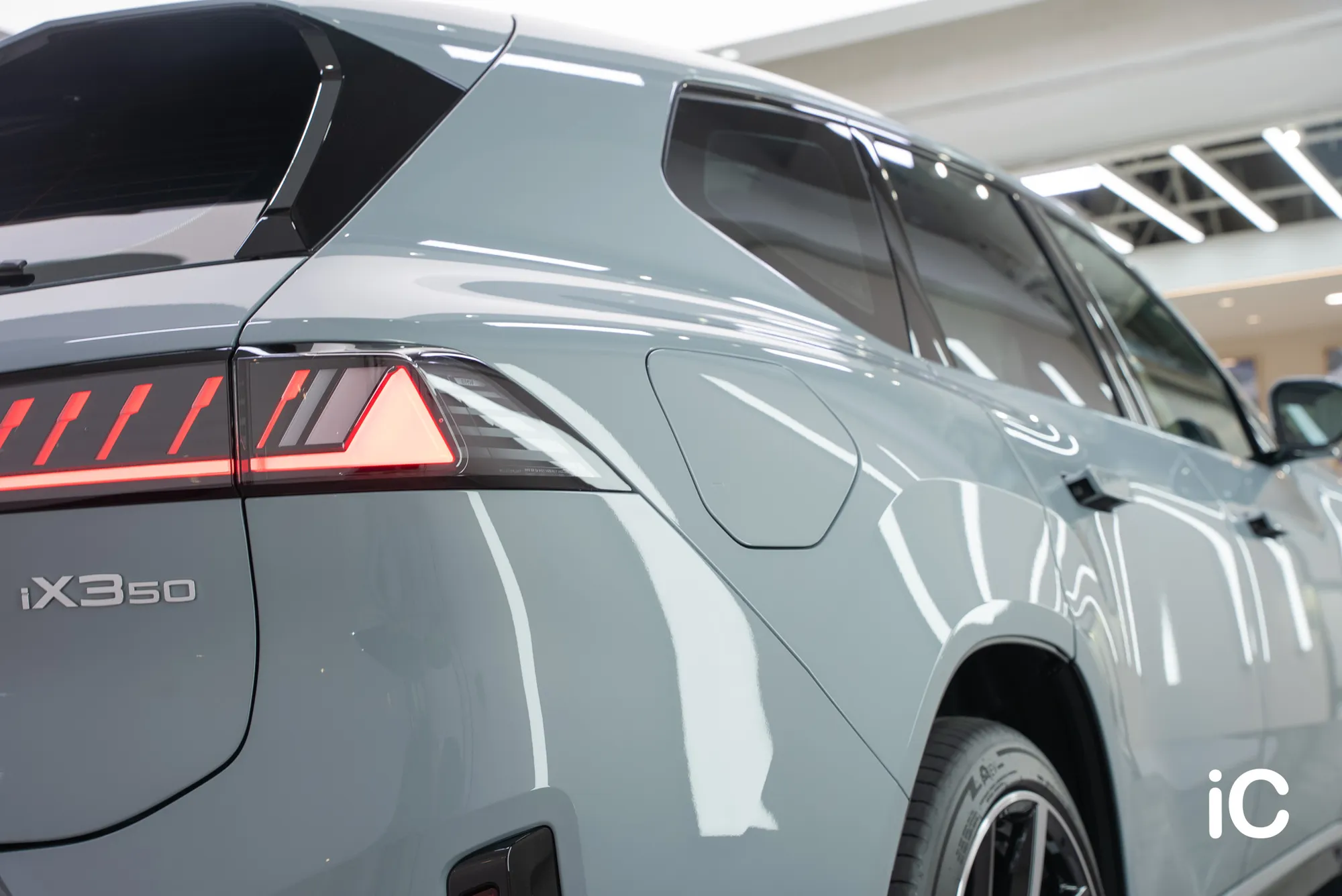 BMW iX3 (NA5) (Neue Klasse) 鍍膜 — 由車尾延伸至車側的光線反射，呈現鍍膜完成後的漆面光澤。