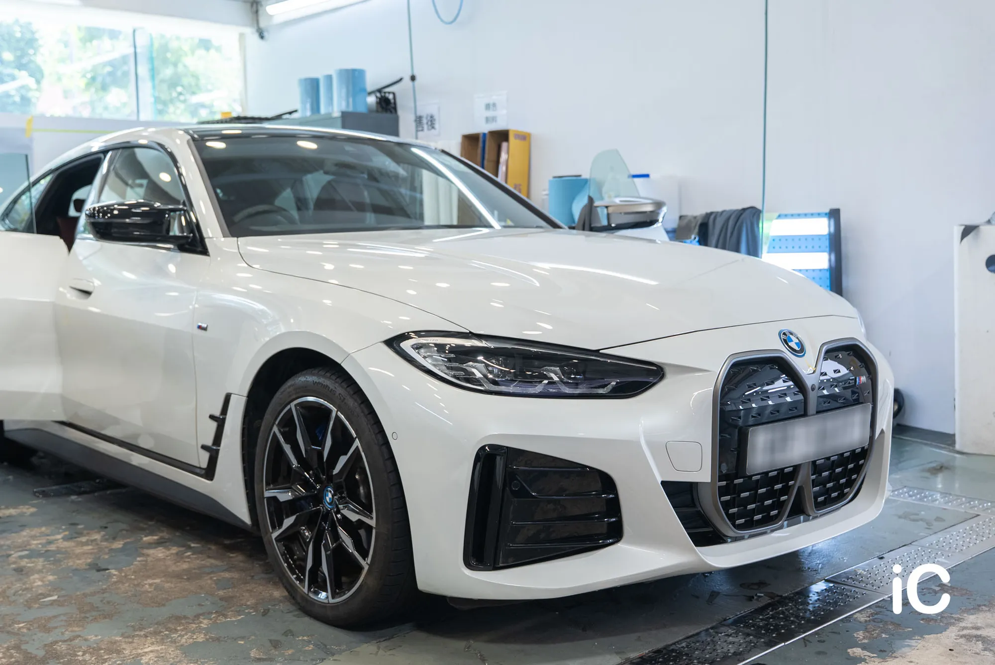 BMW i4 (M50) 轉色 PPF — 白色車轉黑色，真正考驗手工的往往不是大面積位置，而是邊位、接縫及門內框會否露出原有白色。