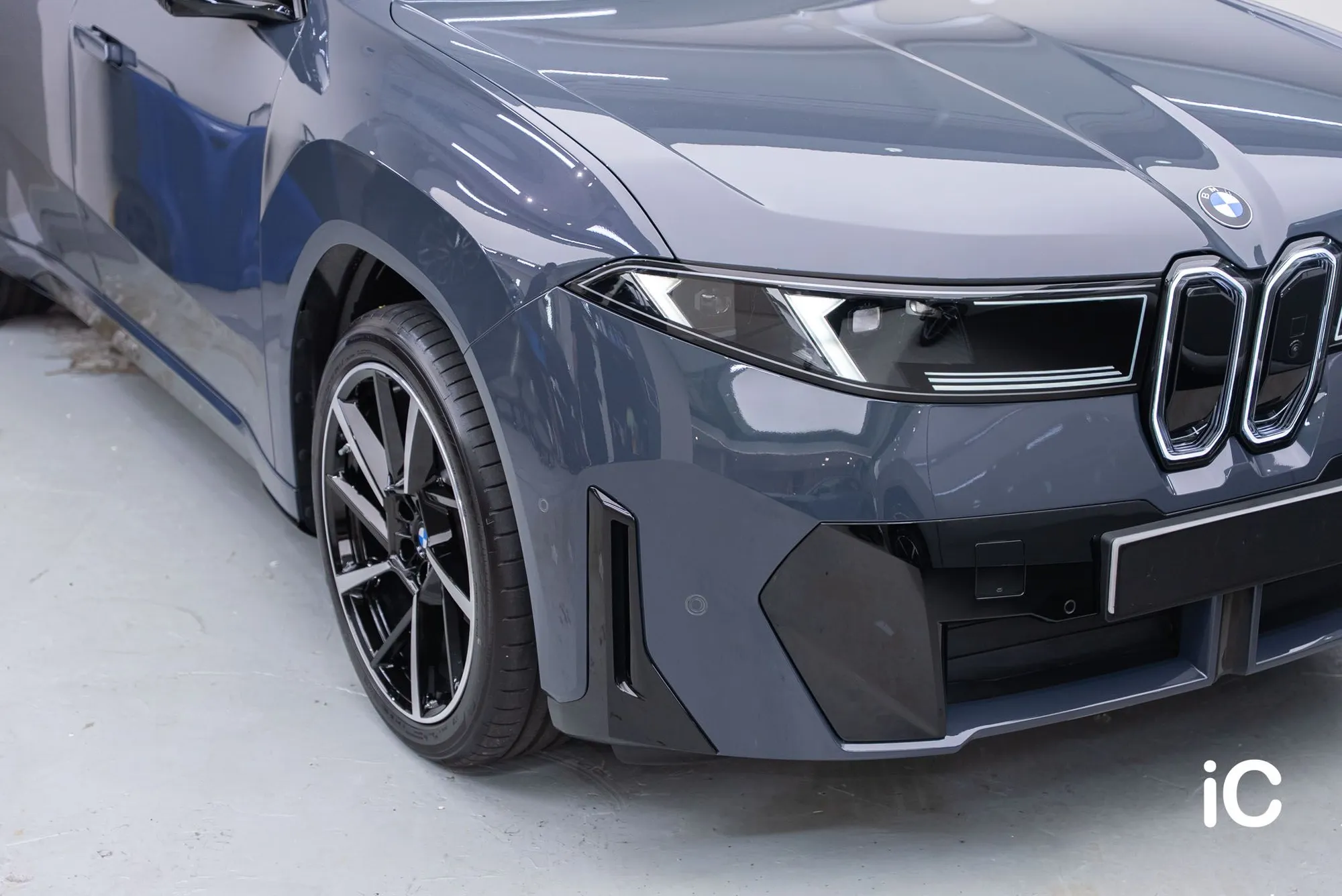 BMW iX3 (NA5) (Neue Klasse) 透明 PPF — 車頭泵把的鋼琴黑飾件也需要物理保護，抵禦碎石擊撞。