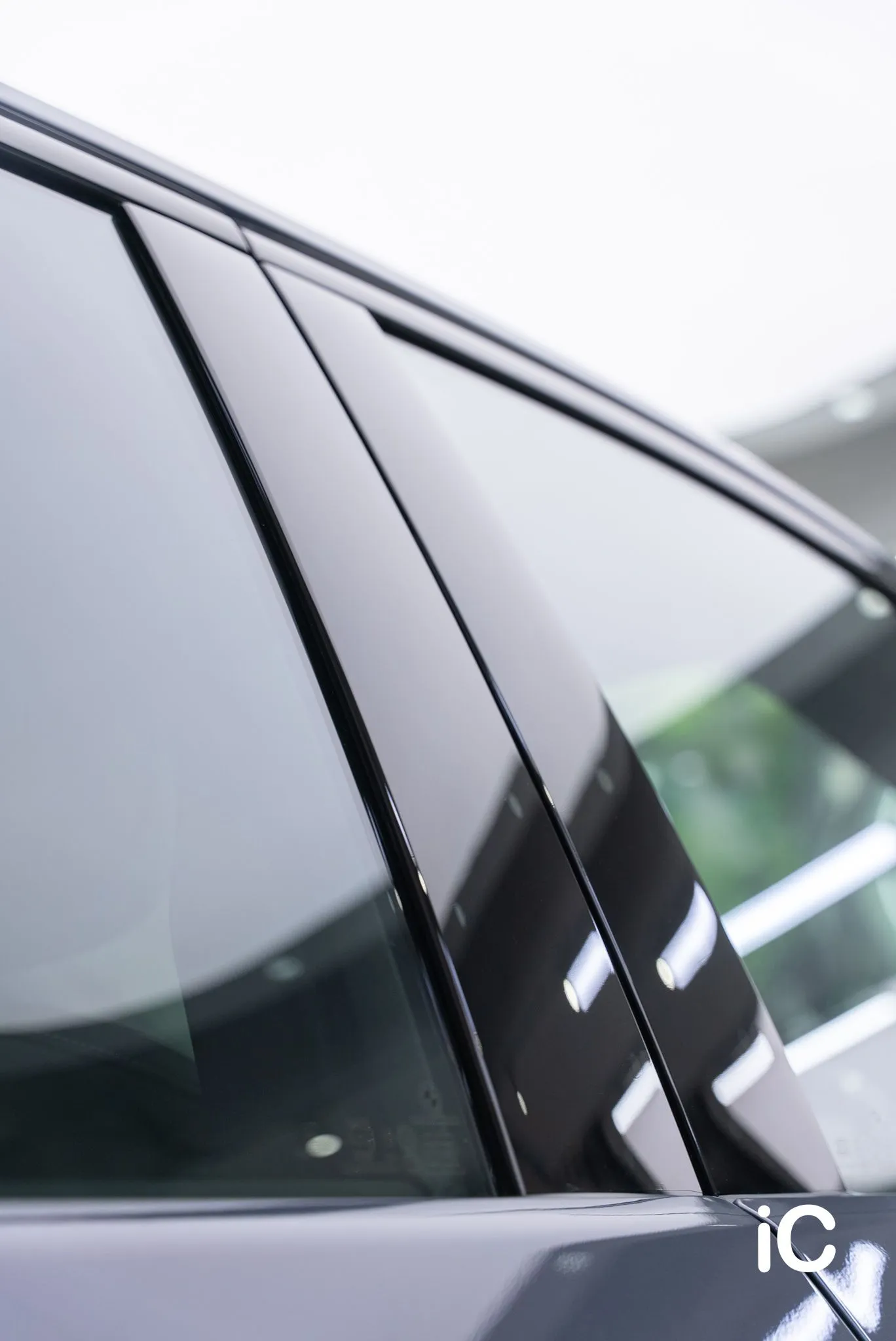 BMW iX3 (NA5) (Neue Klasse) 透明 PPF — 上落車時最常觸碰的 B 柱位置貼上 PPF 可以有效減少花痕累積。