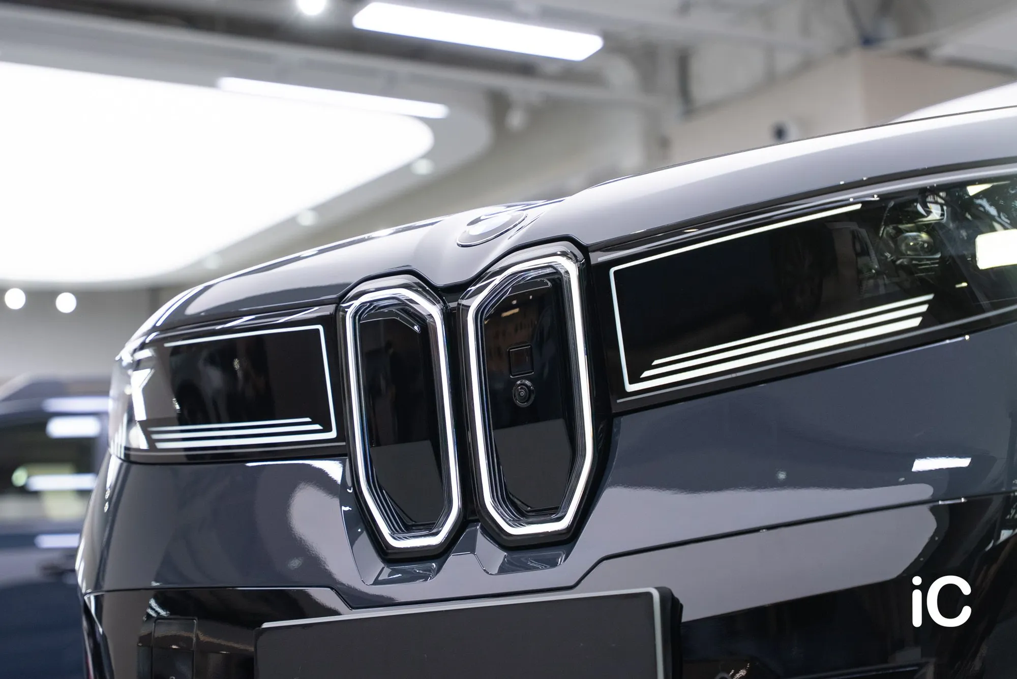 BMW iX3 (NA5) (Neue Klasse) 透明 PPF — 車頭燈、新款的 iX3 鬼面罩也會貼上 PPF。
