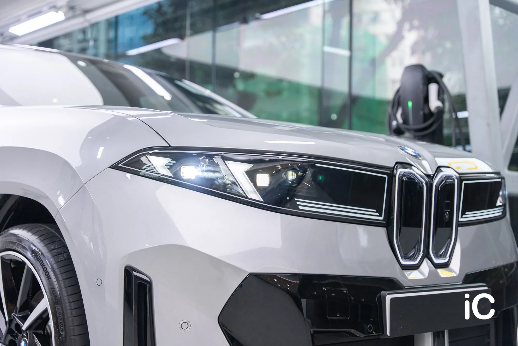 BMW iX3 (NA5) (Neue Klasse) 透明 PPF — 車頭燈、新款的 iX3 鬼面罩也會貼上 PPF。