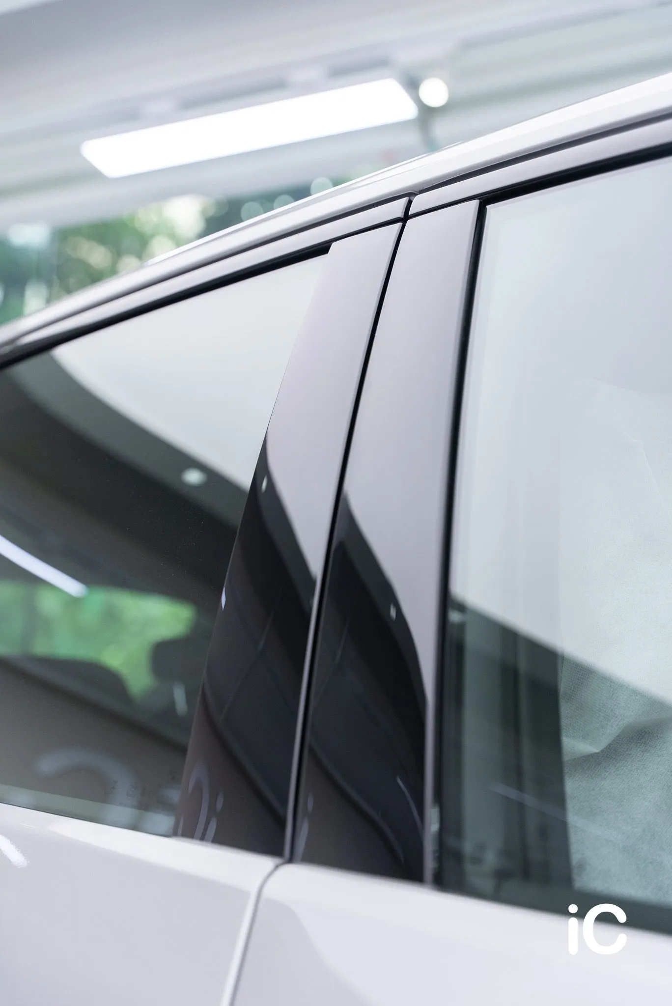 BMW iX3 (NA5) (Neue Klasse) 透明 PPF — 上落車時最常觸碰的 B 柱位置貼上 PPF 可以有效減少花痕累積。