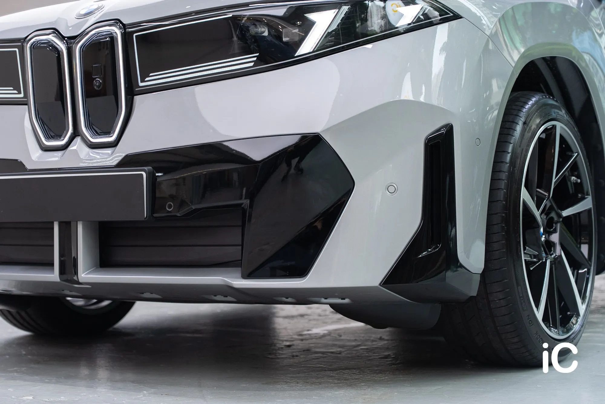 BMW iX3 (NA5) (Neue Klasse) 透明 PPF — 車頭泵把的鋼琴黑飾件也需要物理保護，抵禦碎石擊撞。