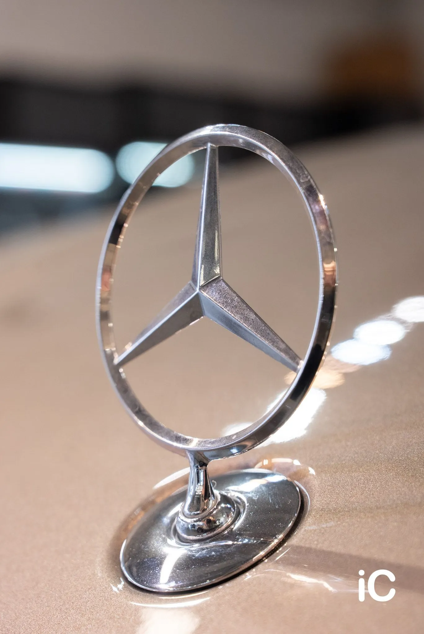 Mercedes Benz EQS SUV 鍍膜 — 車頭車章上充滿污漬及氧化物。