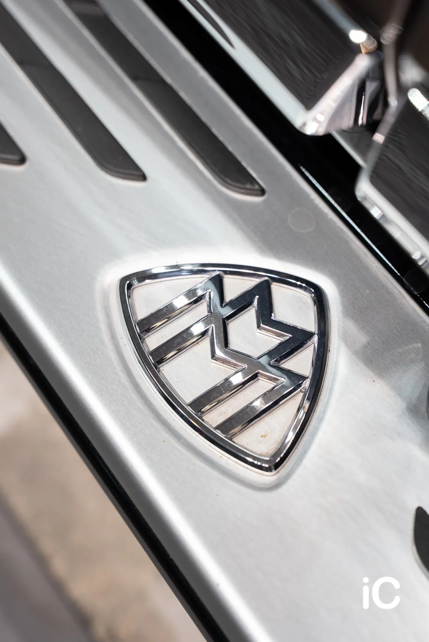 Mercedes Benz EQS SUV 鍍膜 — 不同位置的 Maybach 車章也充滿污漬