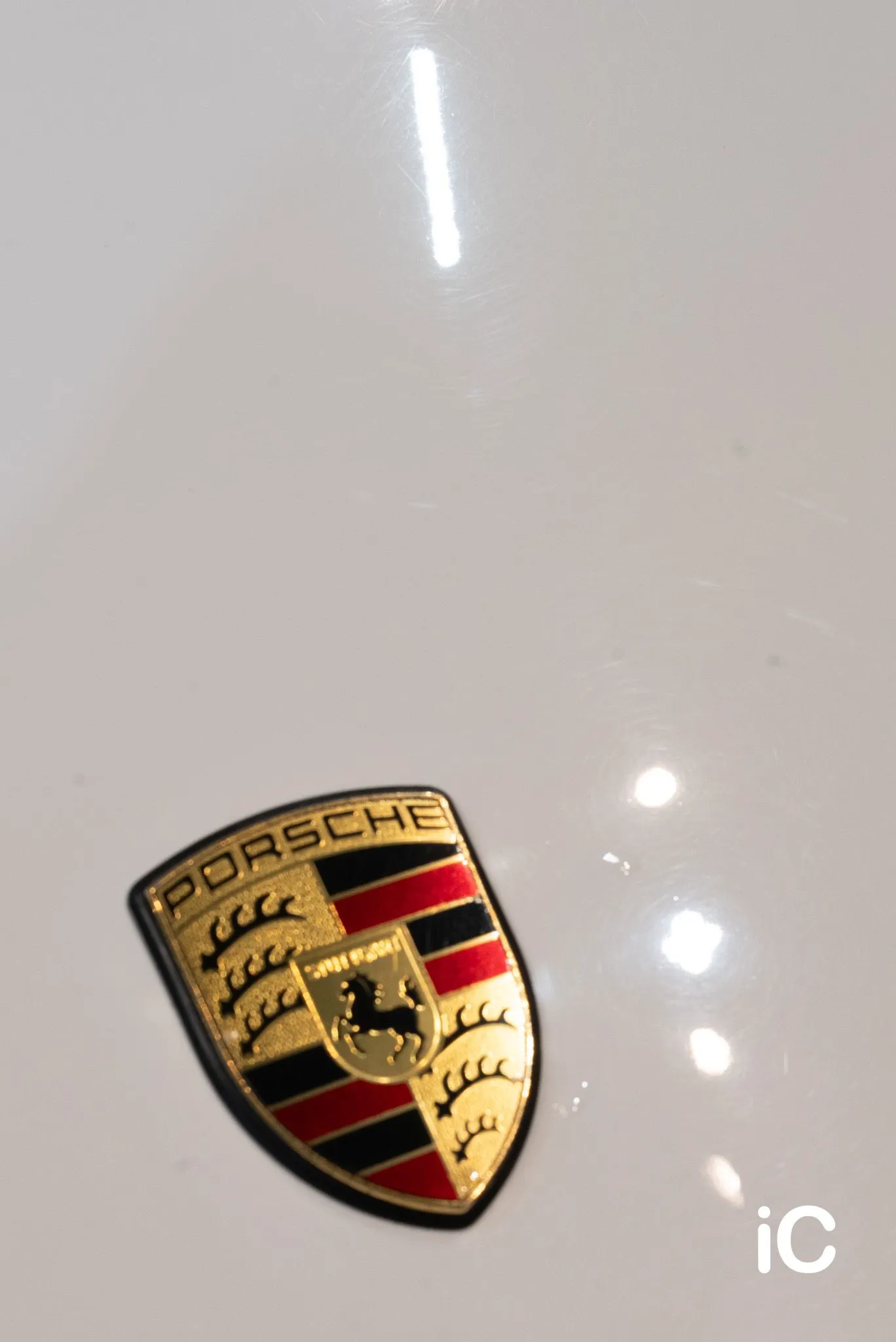 Porsche 911 透明 PPF — 可以由燈影看到車漆表面有大量花痕