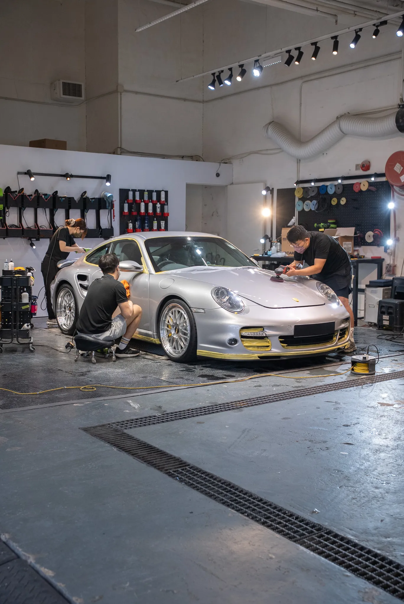 團隊分區為 Porsche 911 研磨拋光