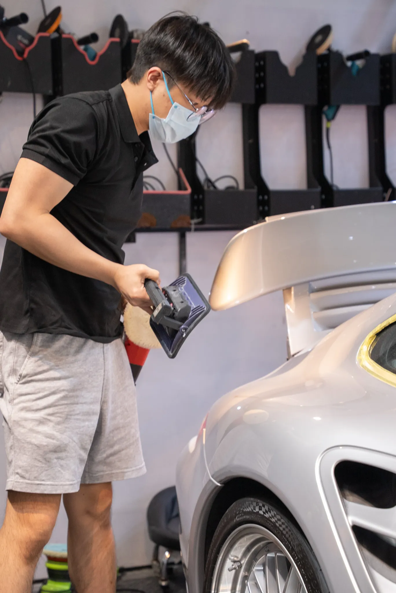 處理 Porsche 911 尾翼附近漆面