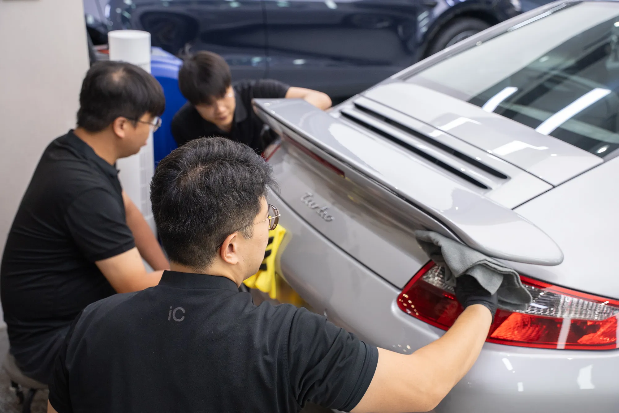 為 Porsche 911 車尾漆面施工鍍膜