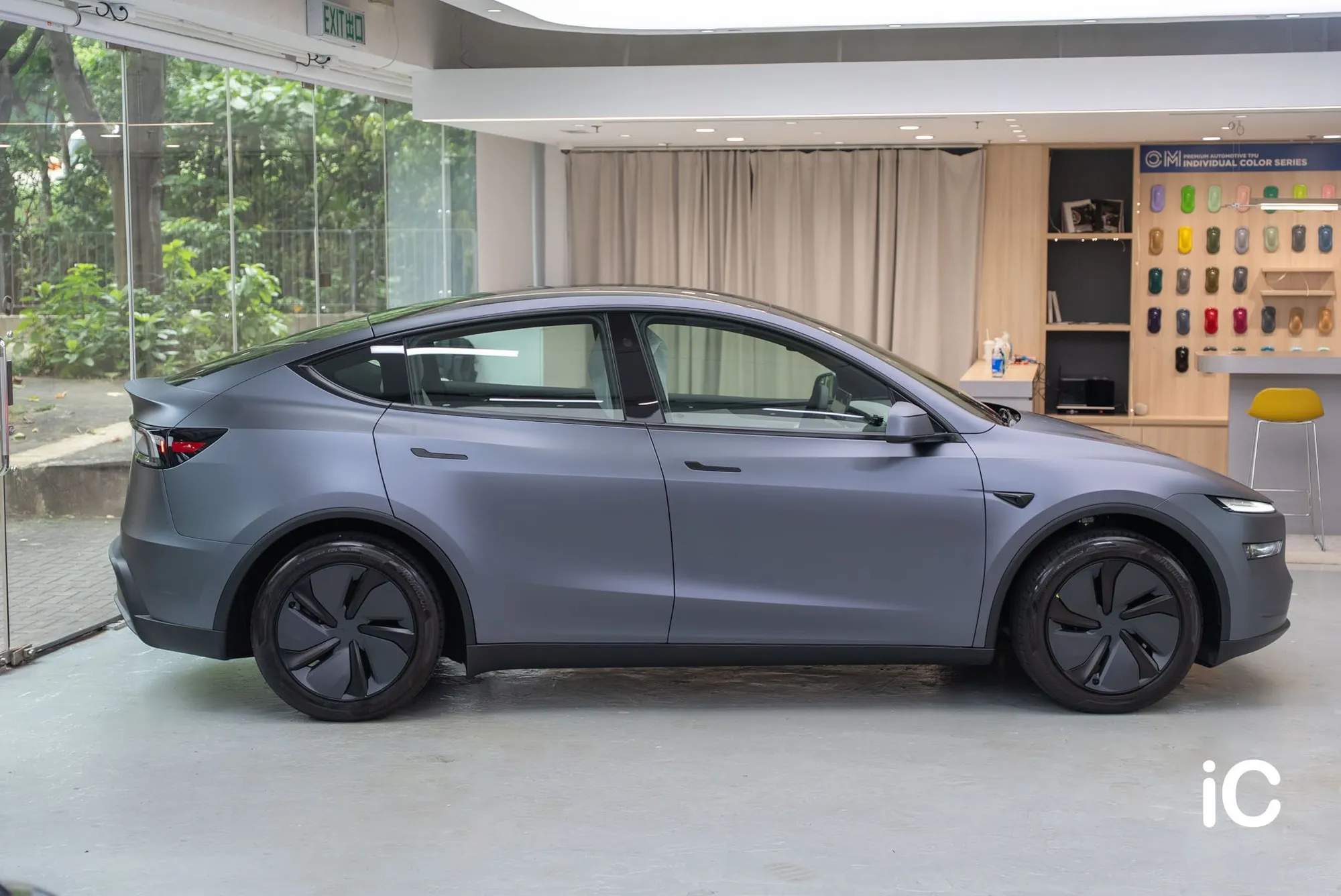 Frozen Grey Blue Model Y 完整車側