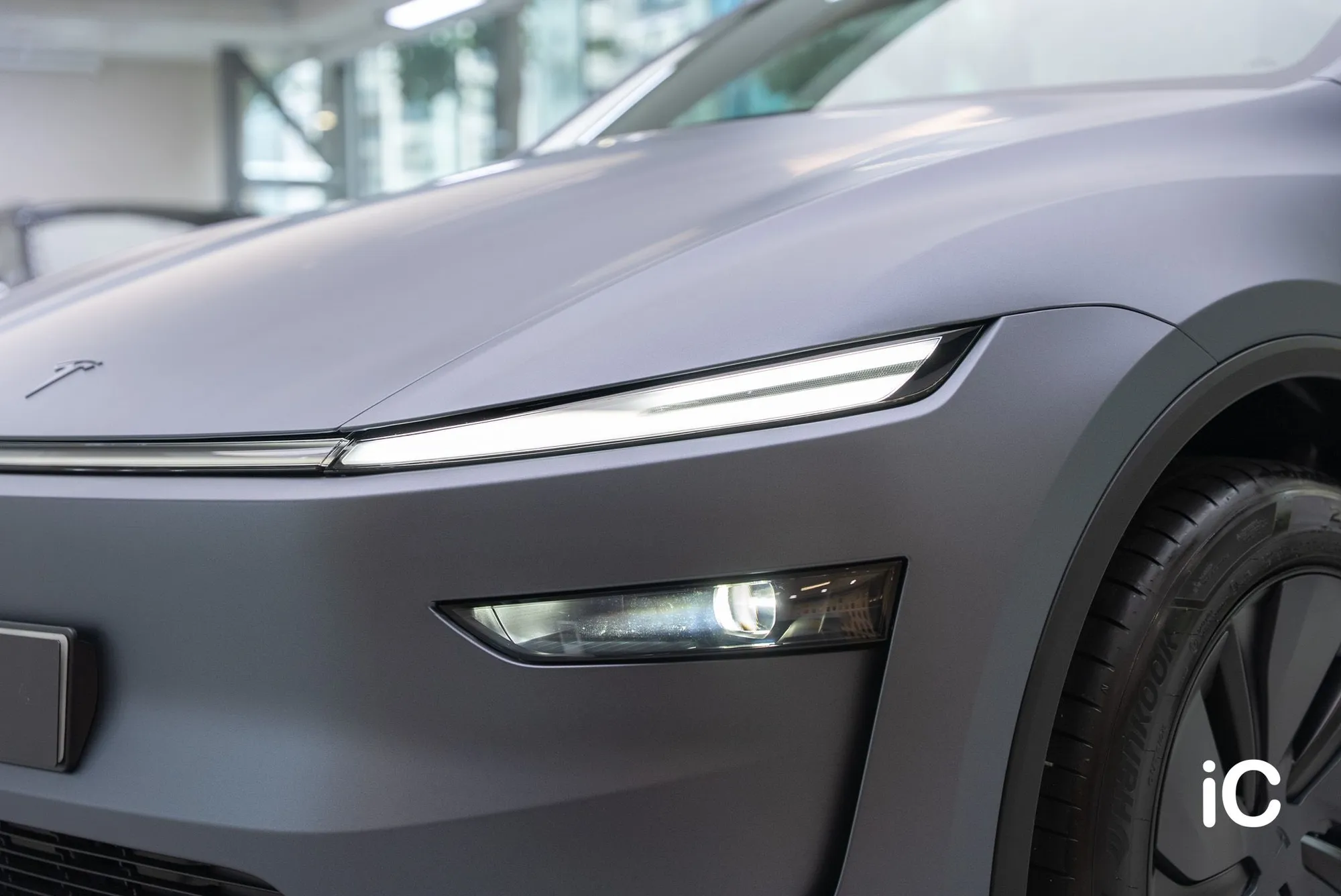 Model Y 前燈與啞面車漆的交接