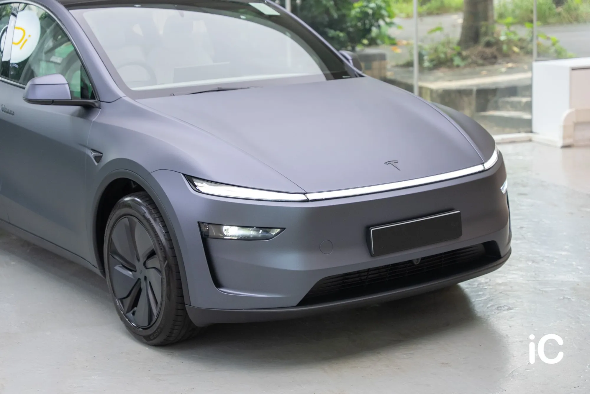Model Y 轉色後的車頭三分之四角度