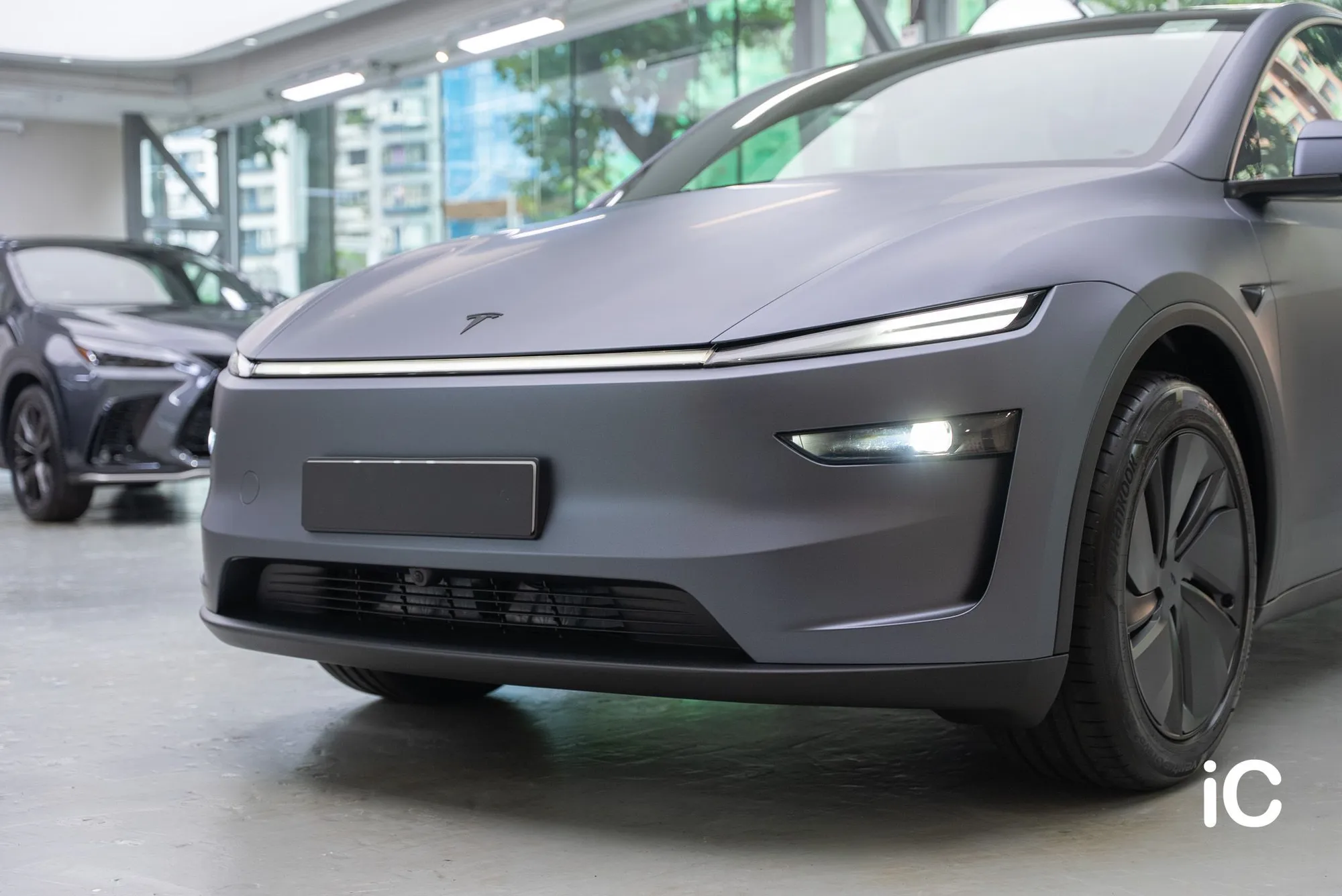 Frozen Grey Blue Model Y 車頭與頭燈