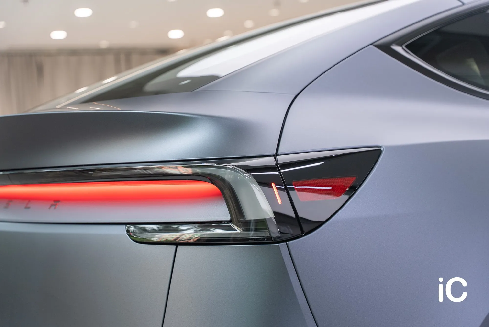 Model Y 尾燈與充電蓋周邊