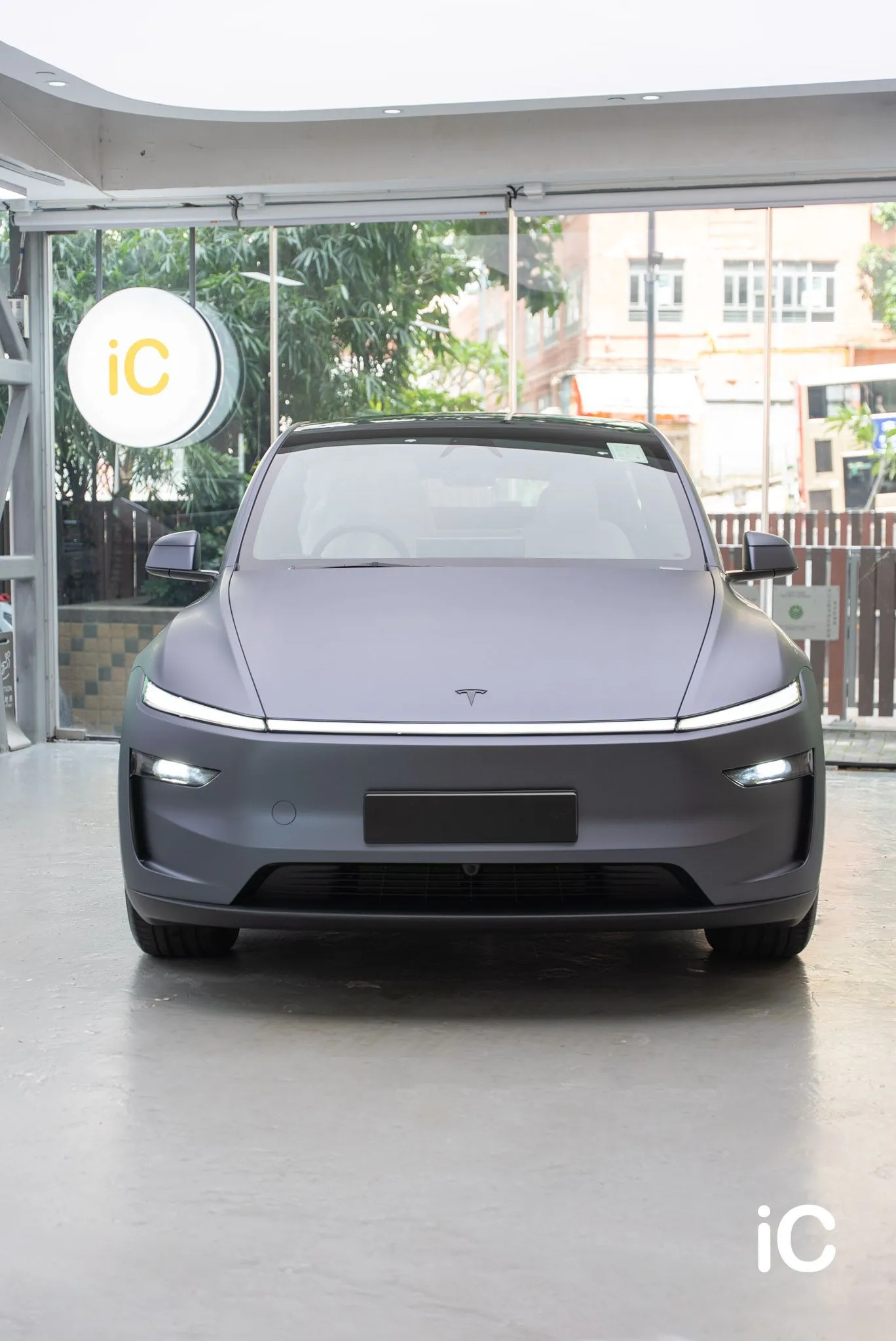 Frozen Grey Blue Model Y 正面直幅照片