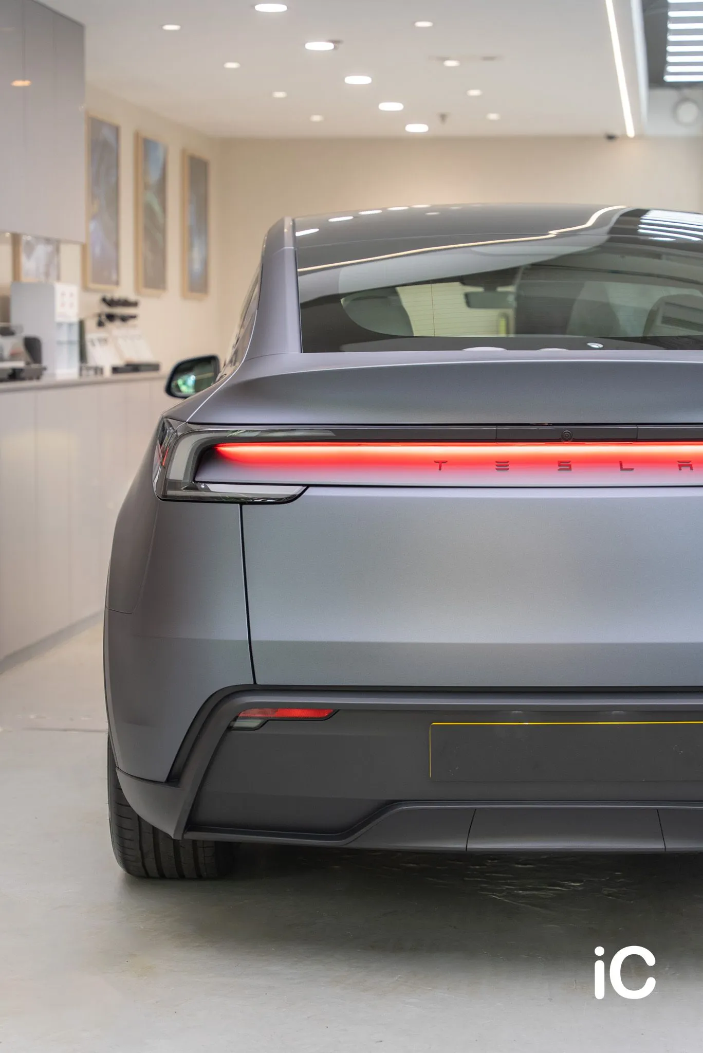 Model Y 車尾燈帶的直幅近照