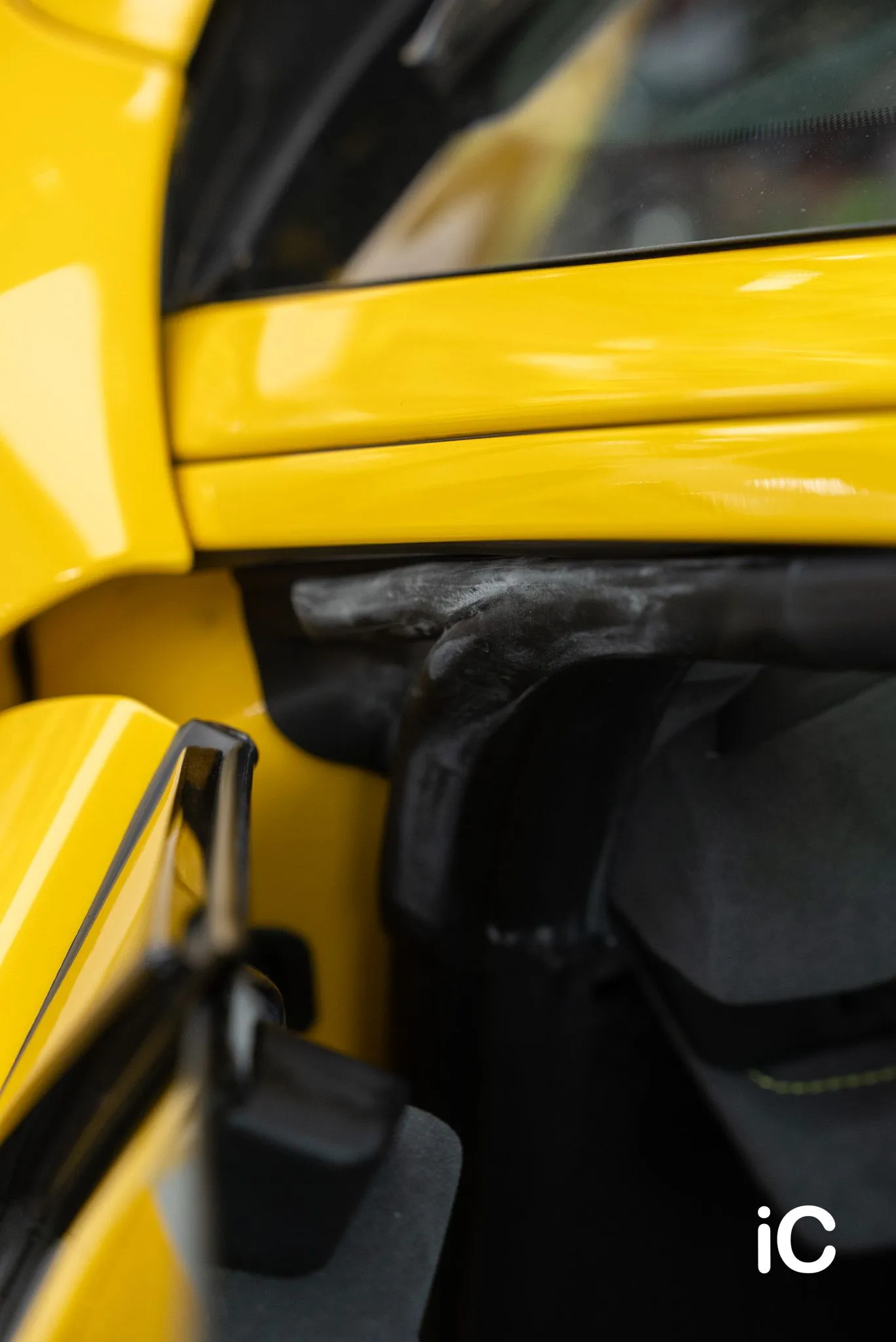 Ferrari 488 車門鉸位旁老化的黑色膠件