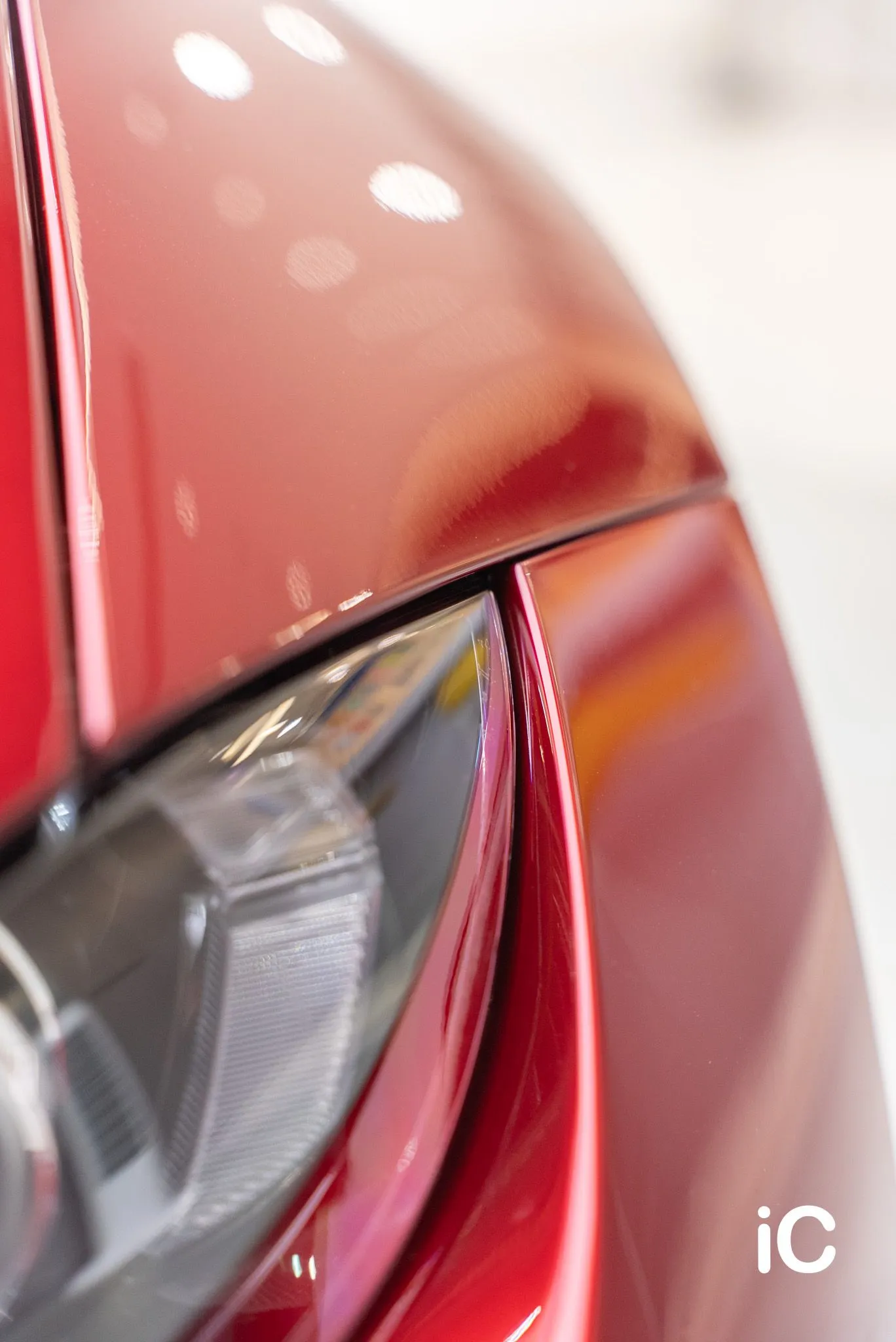 Mazda MX-5 頭燈邊緣與紅色車身細節