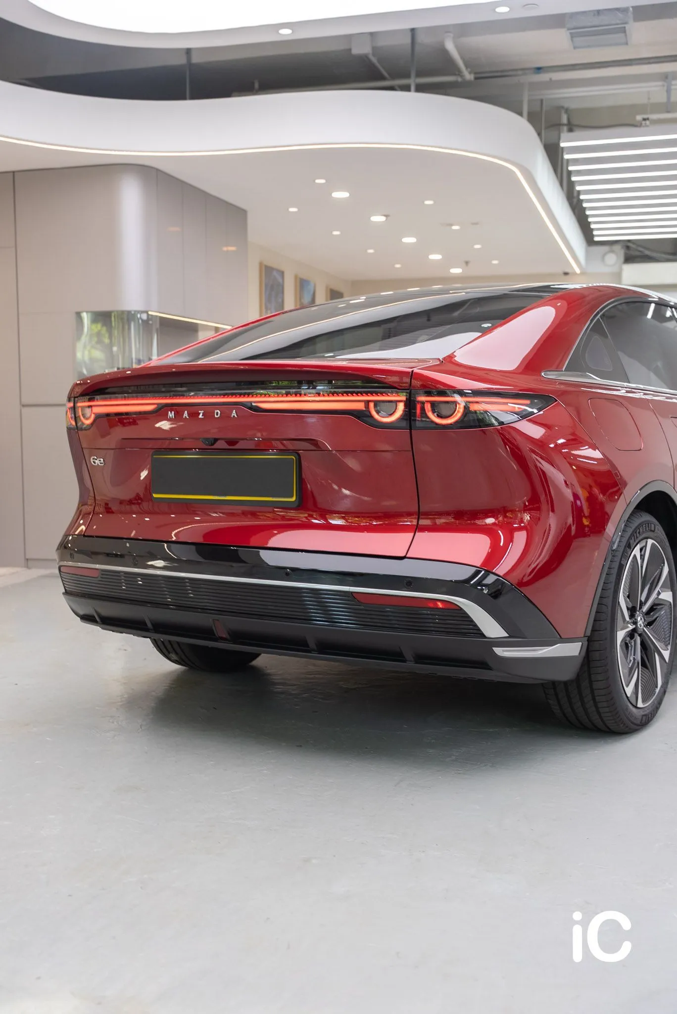 Mazda 6e 車尾及右後方的施工完成效果