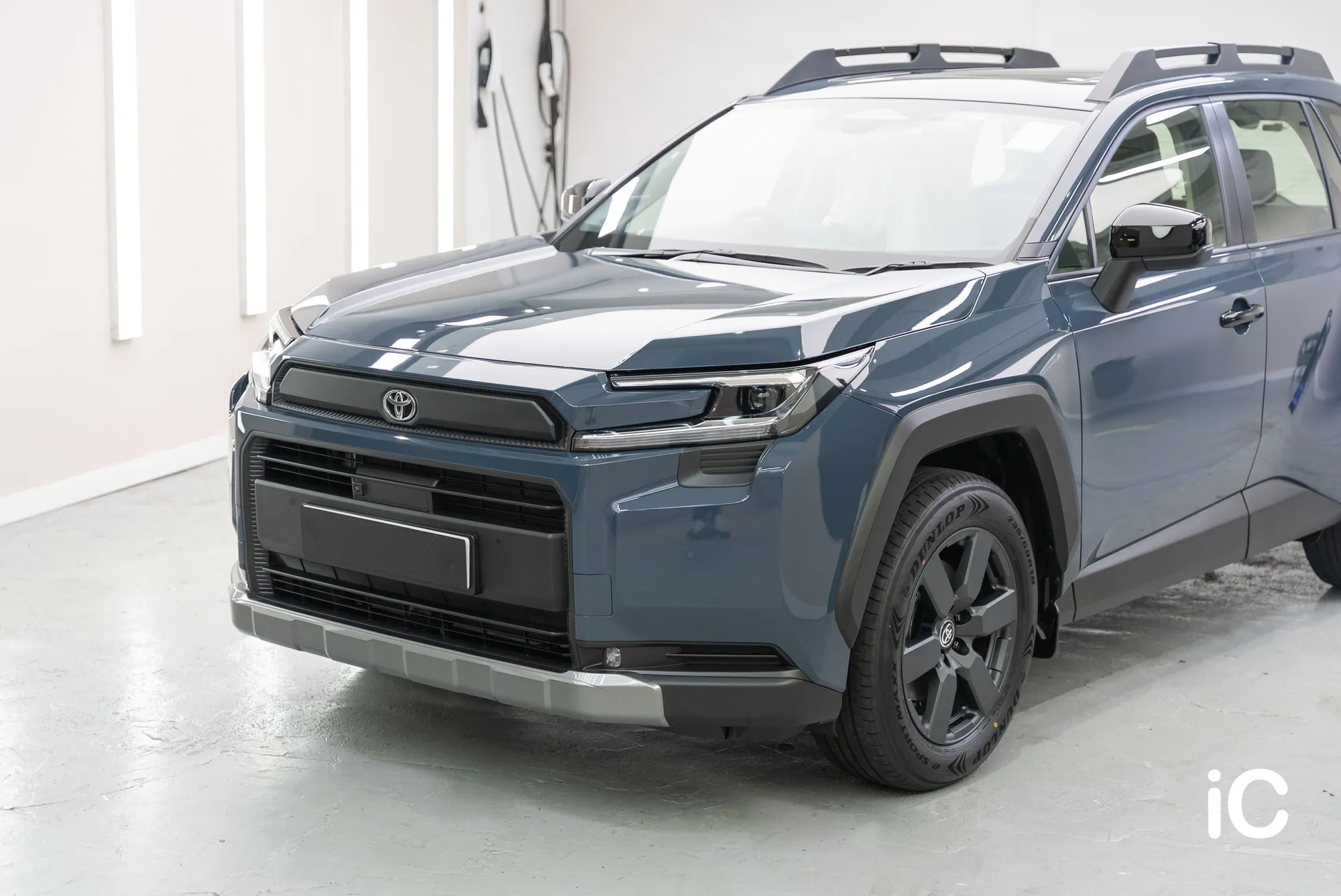 Toyota RAV4 車頭斜側完成近照，展示頭燈、前泵把及車身光澤