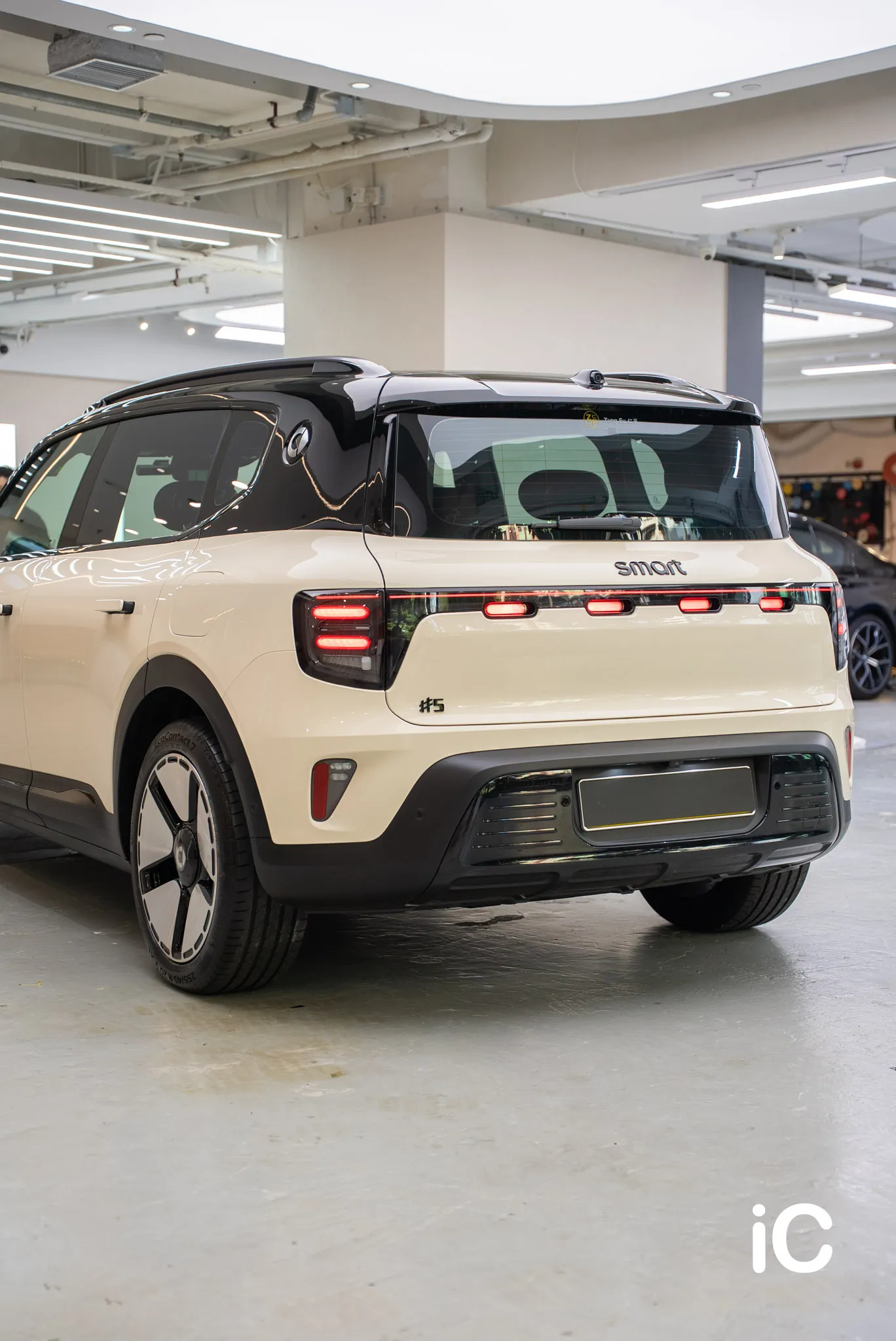 smart #5 Premium 車尾三分四角度的雙色完成效果