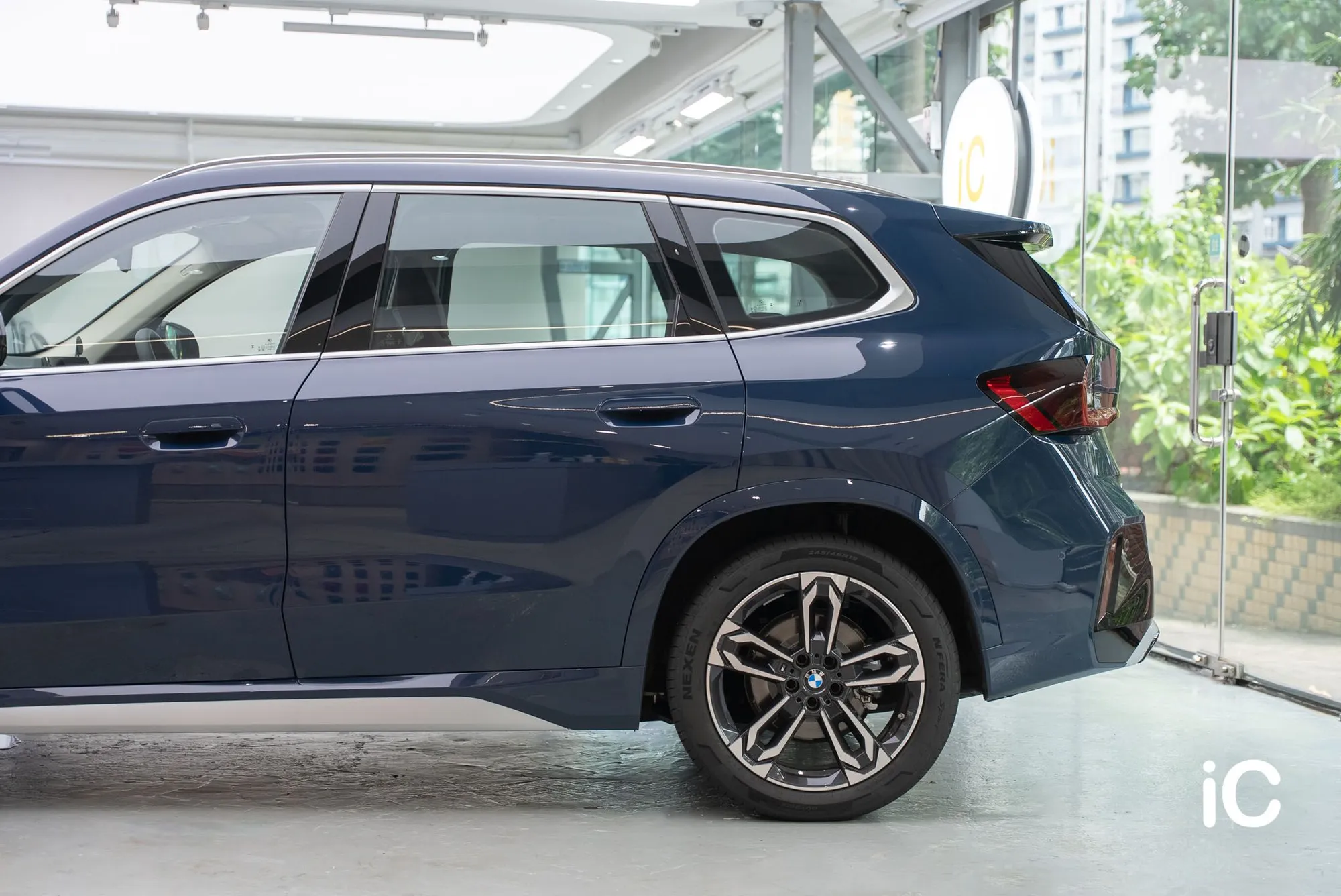 BMW iX1 L 左側車門與後沙板完成效果