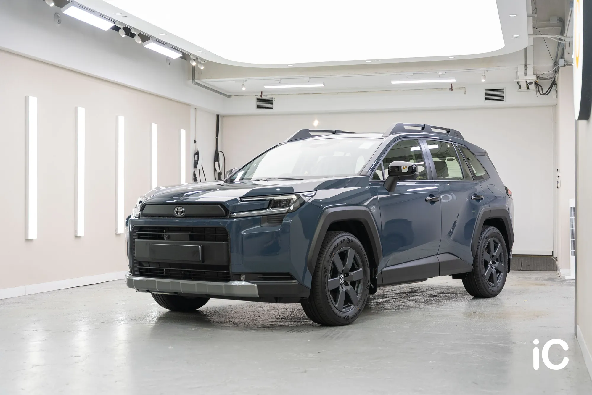 完成 ULGO Black Infinity 鍍膜後的 Toyota RAV4，展示車頭及車側全貌