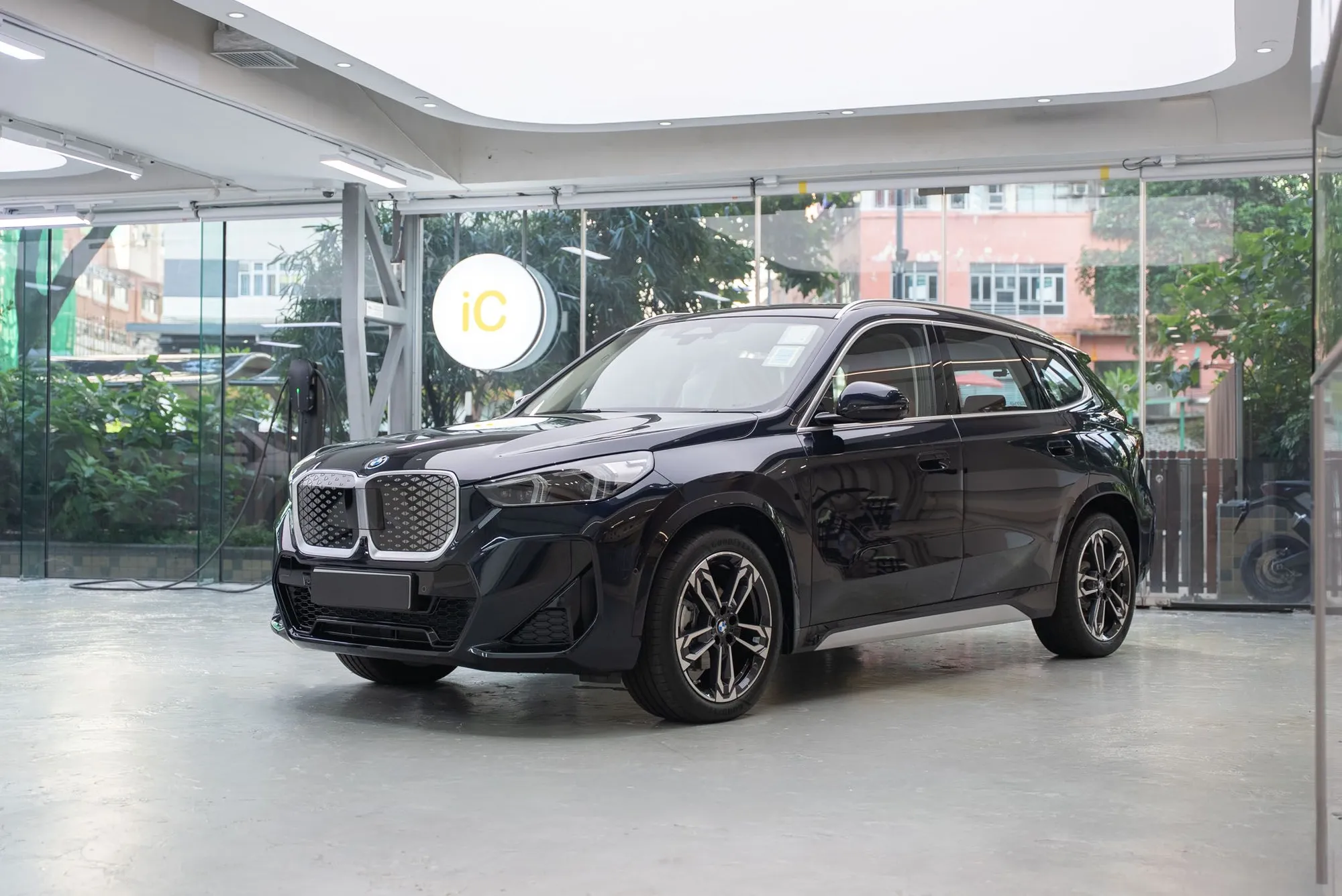 BMW iX1 L Carbon Black 透明 PPF 完成後的整車效果