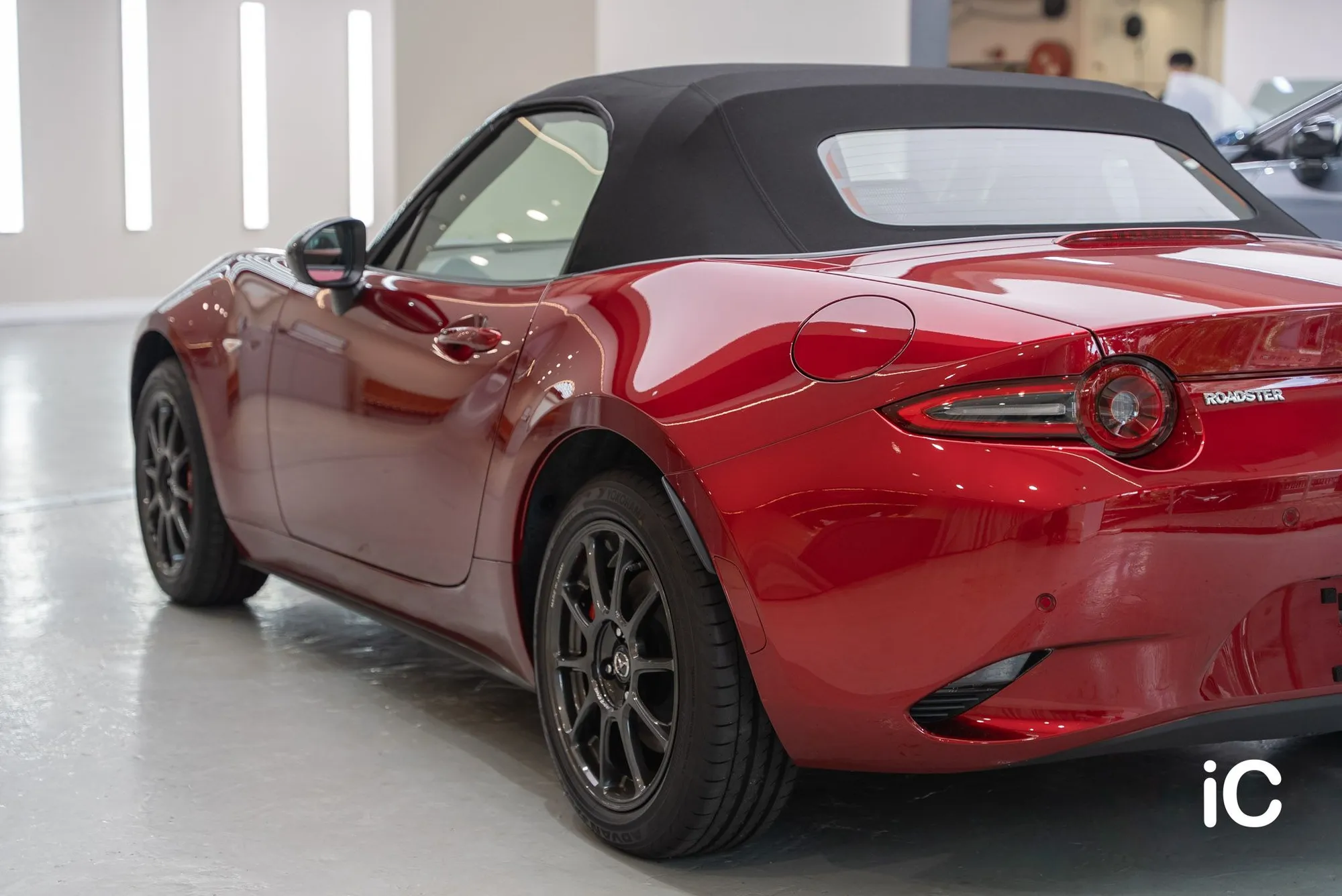 Mazda MX-5 另一側車尾斜側完成效果