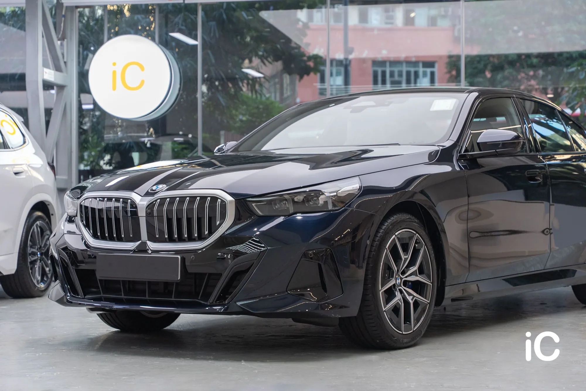 BMW THE 5 完成透明 PPF 施工後的車頭及前側外觀