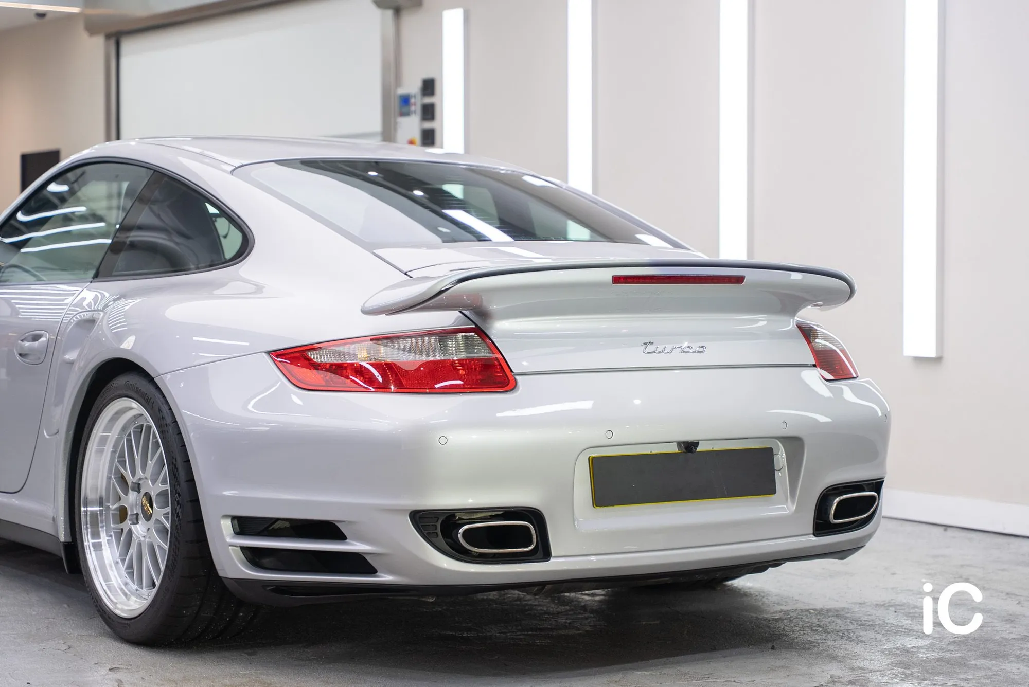 銀色 Porsche 911 完成施工後的車尾三分四角度