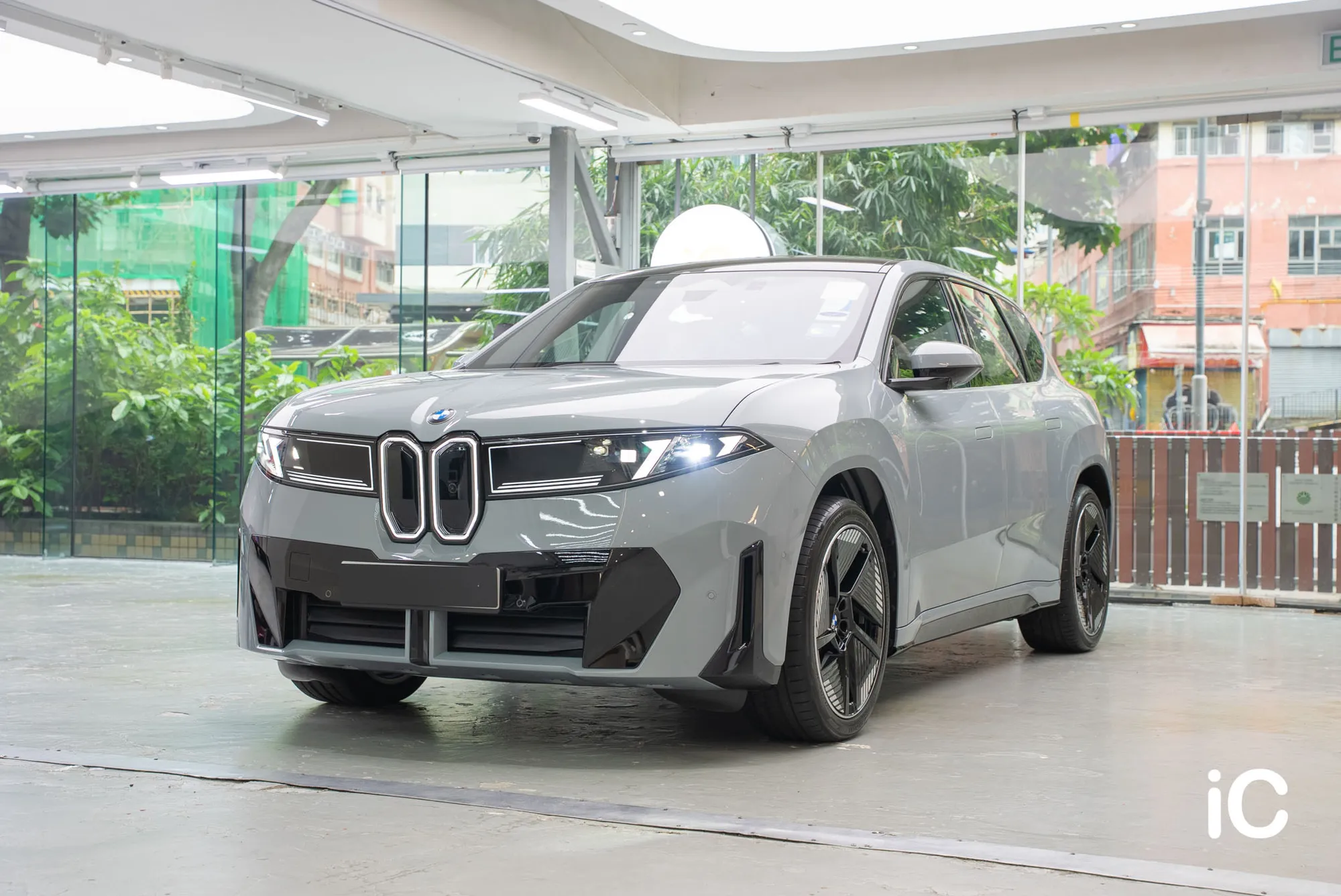 Brooklyn Grey BMW iX3 的車頭及車側