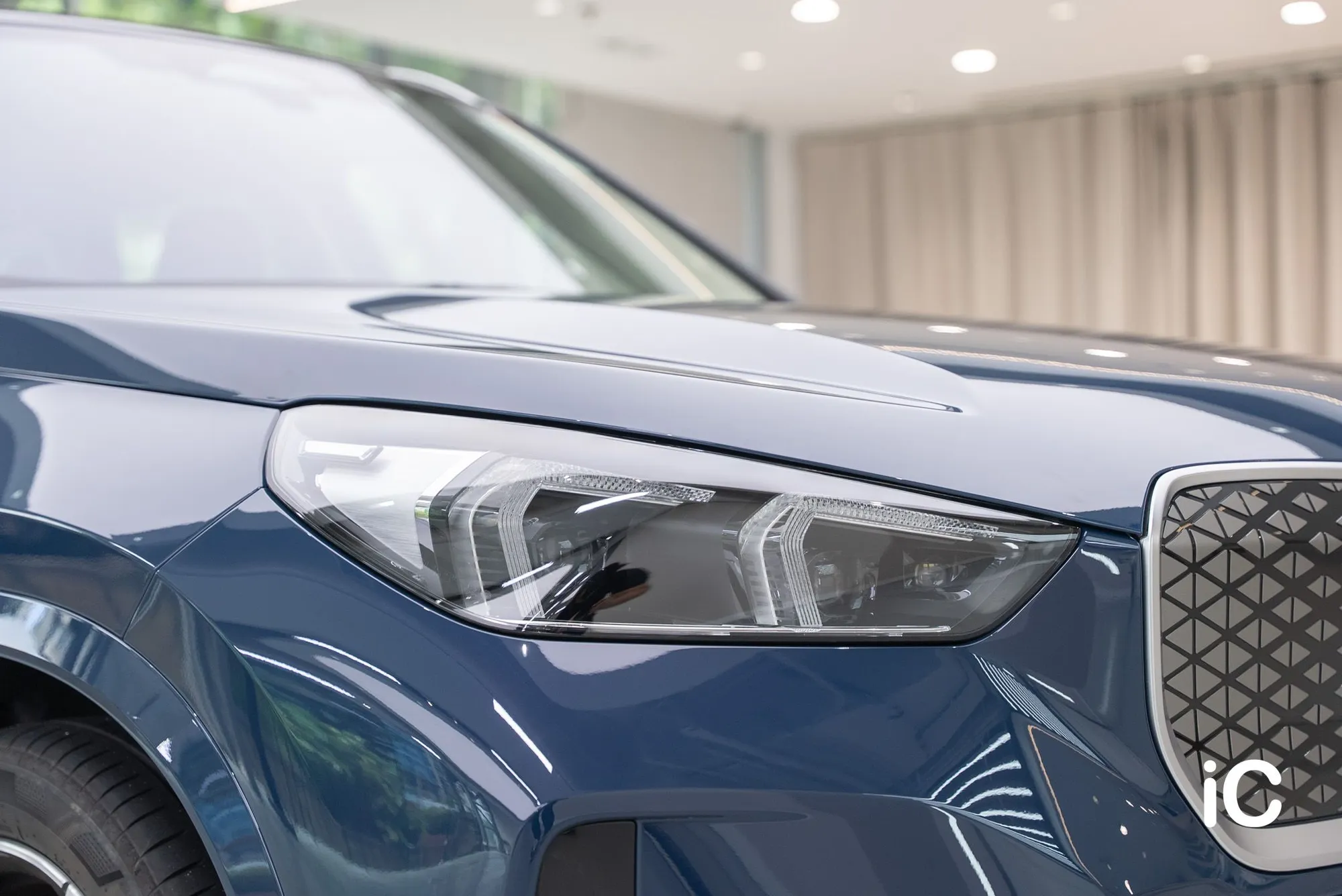 BMW iX1 L 頭燈與車頭漆面