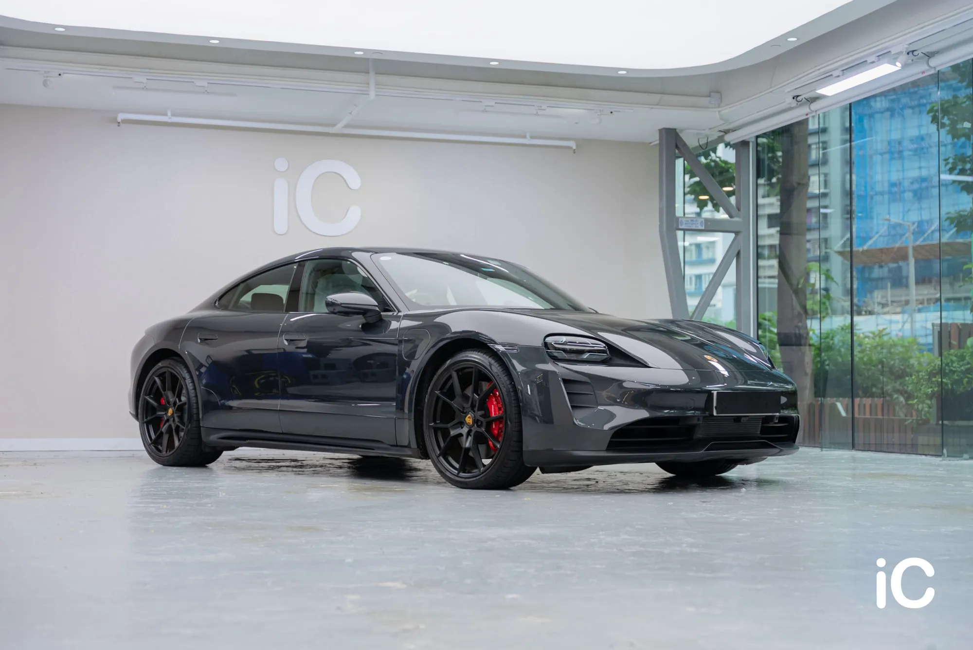 Porsche Taycan GTS 車頭及車側的換膜完成外觀