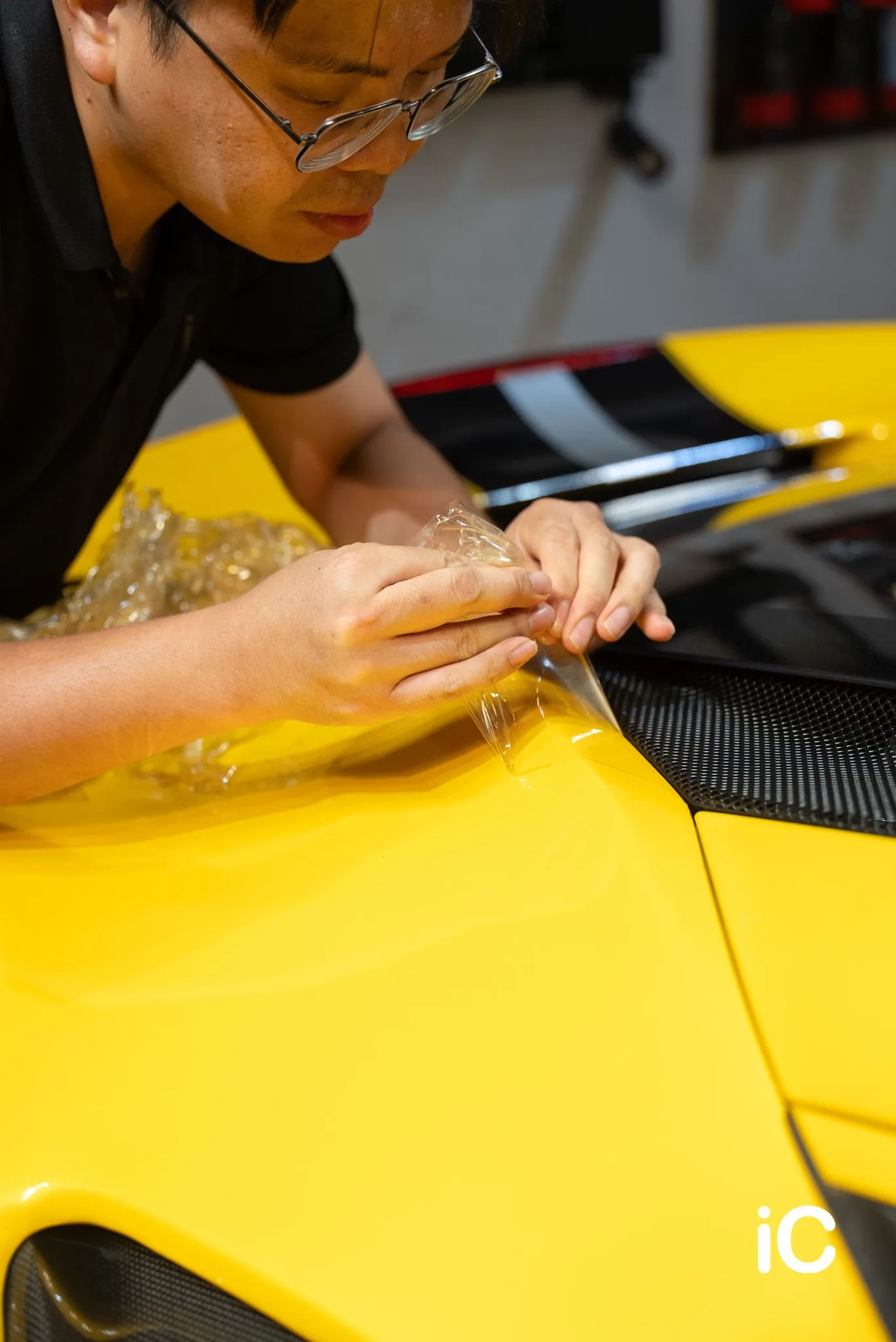 Ferrari 488 小心移除沙板邊緣的舊膜