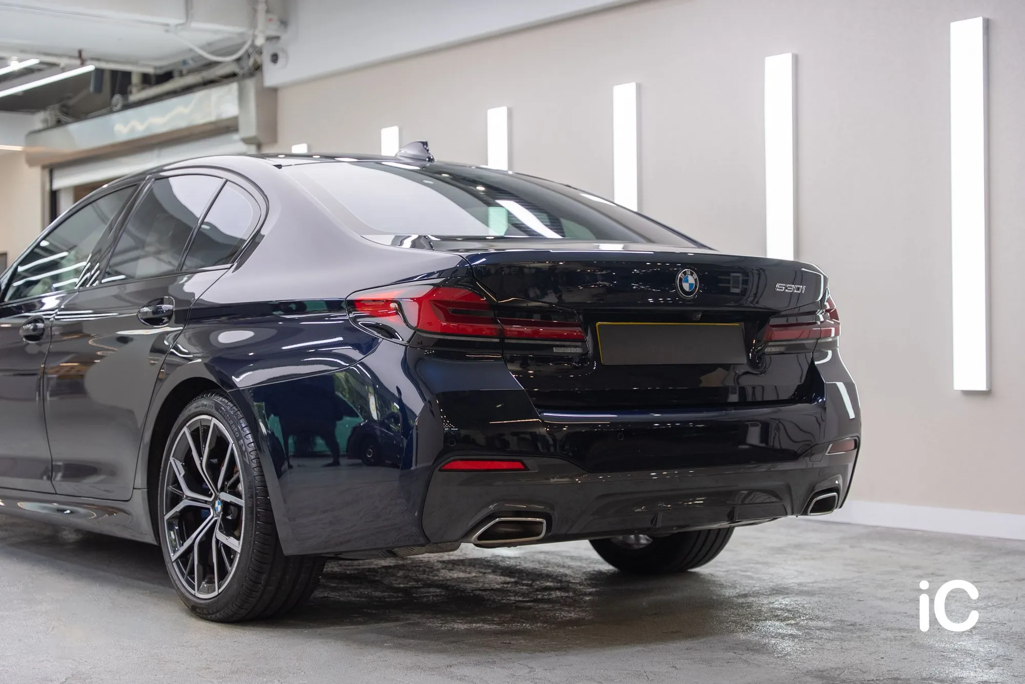 BMW THE 5 車尾及側面全景