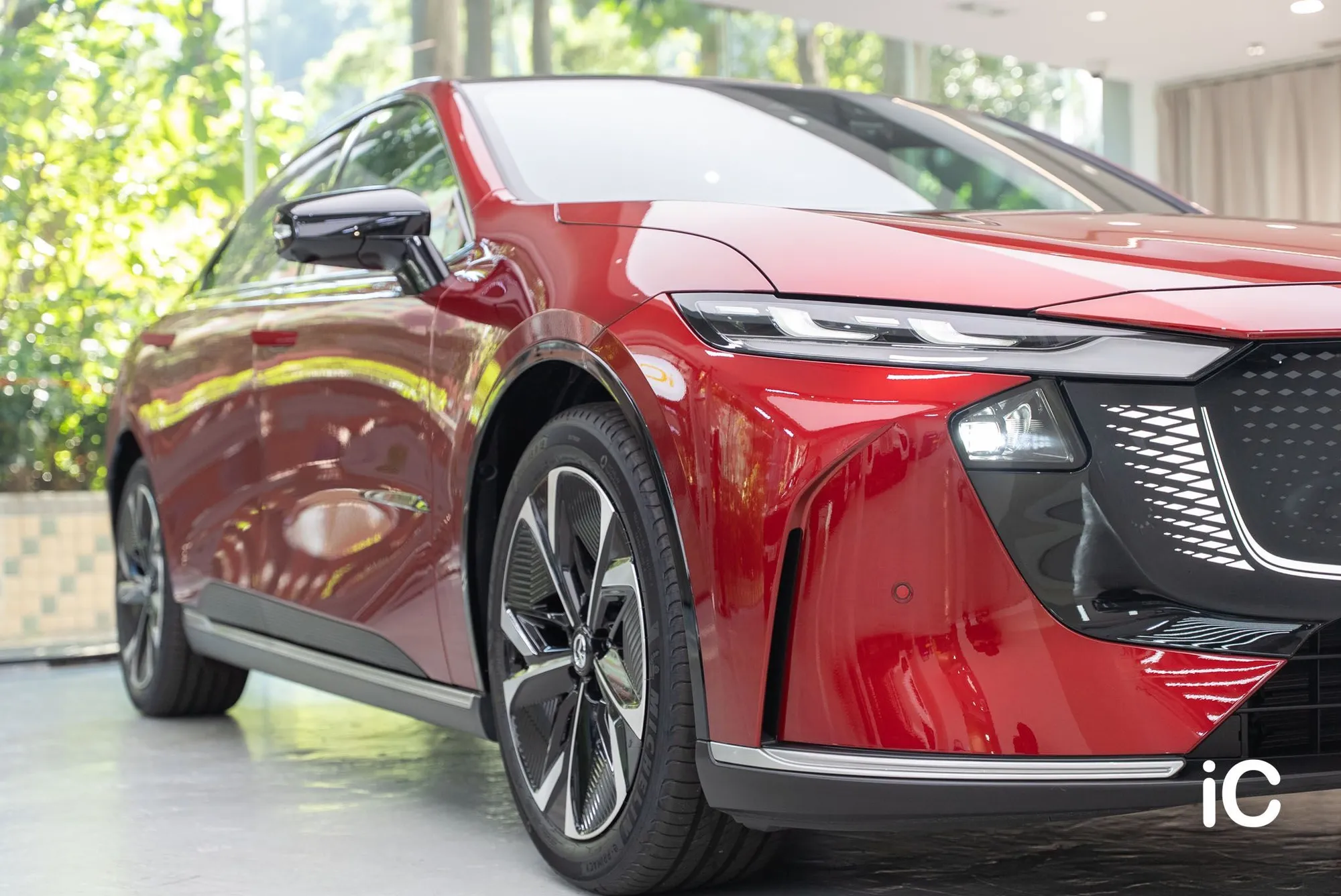 Mazda 6e 完成施工後的車頭及車側光澤