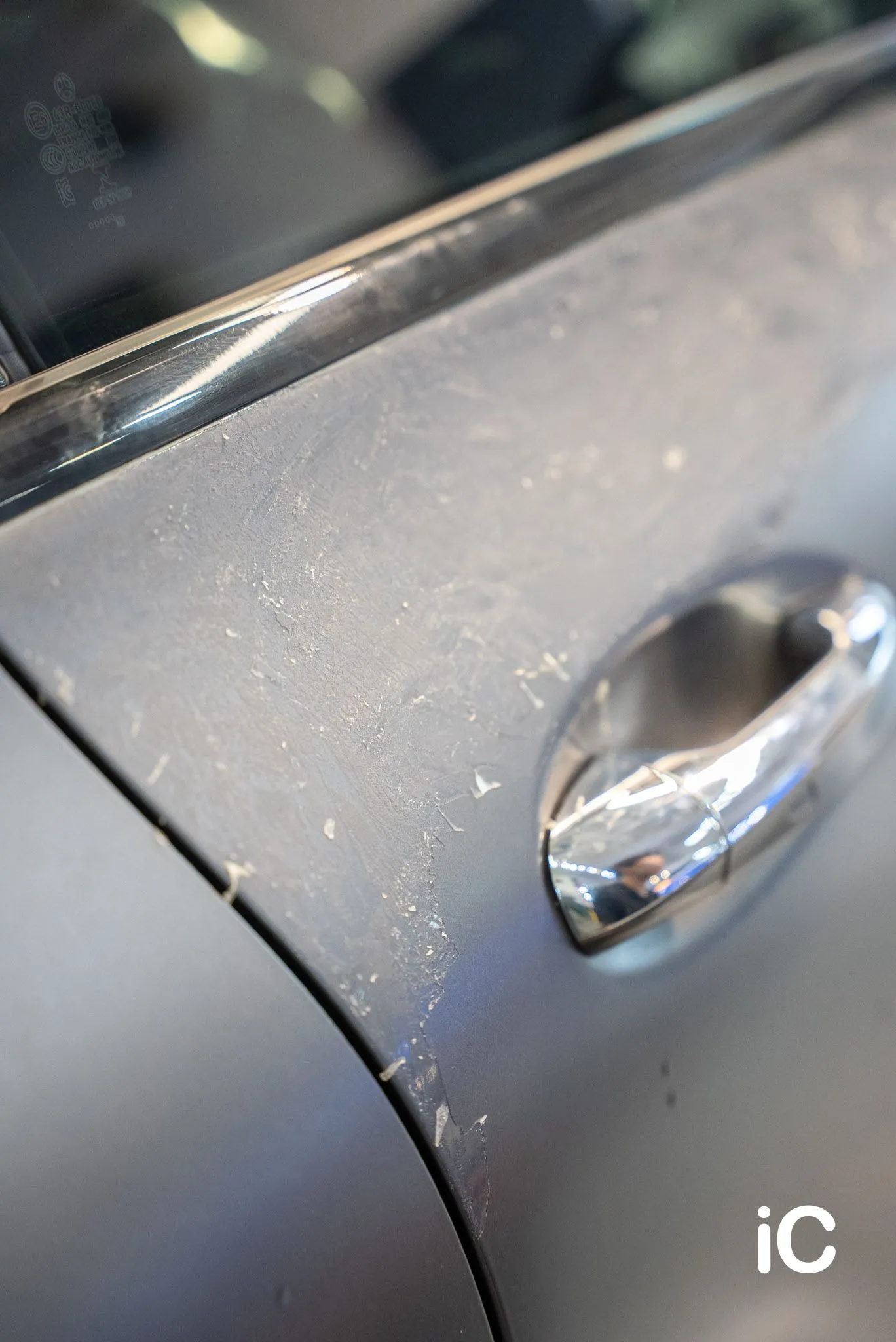Mercedes-Benz CLA 車門把手旁的舊膜與殘膠細節