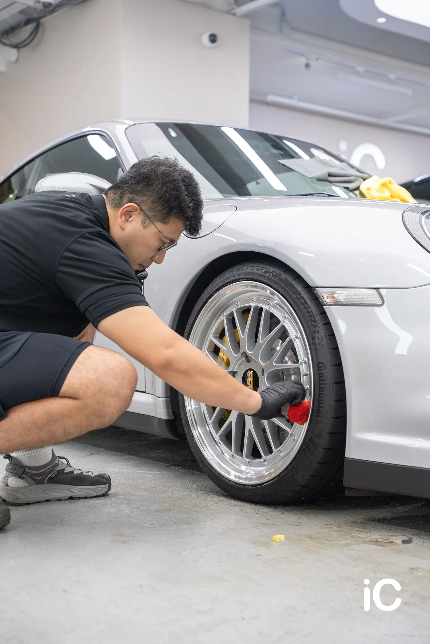 技師為 Porsche 911 輪圈施工鍍膜