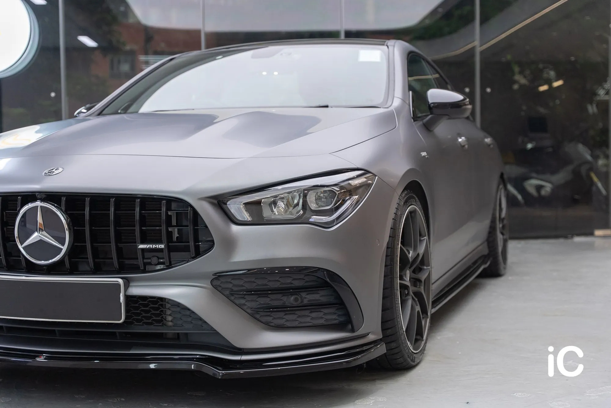 Mercedes-Benz CLA 完成貼膜後的車頭與啞灰色漆面