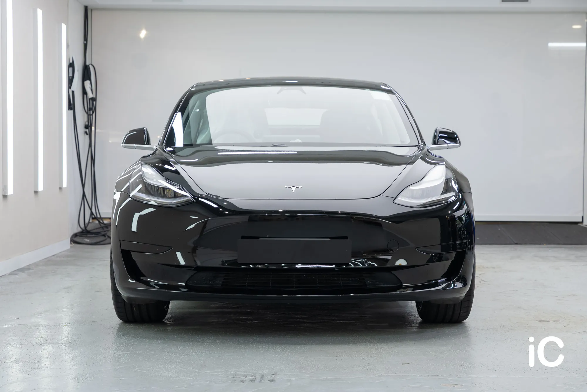 Tesla Model 3 完成後的正面車頭