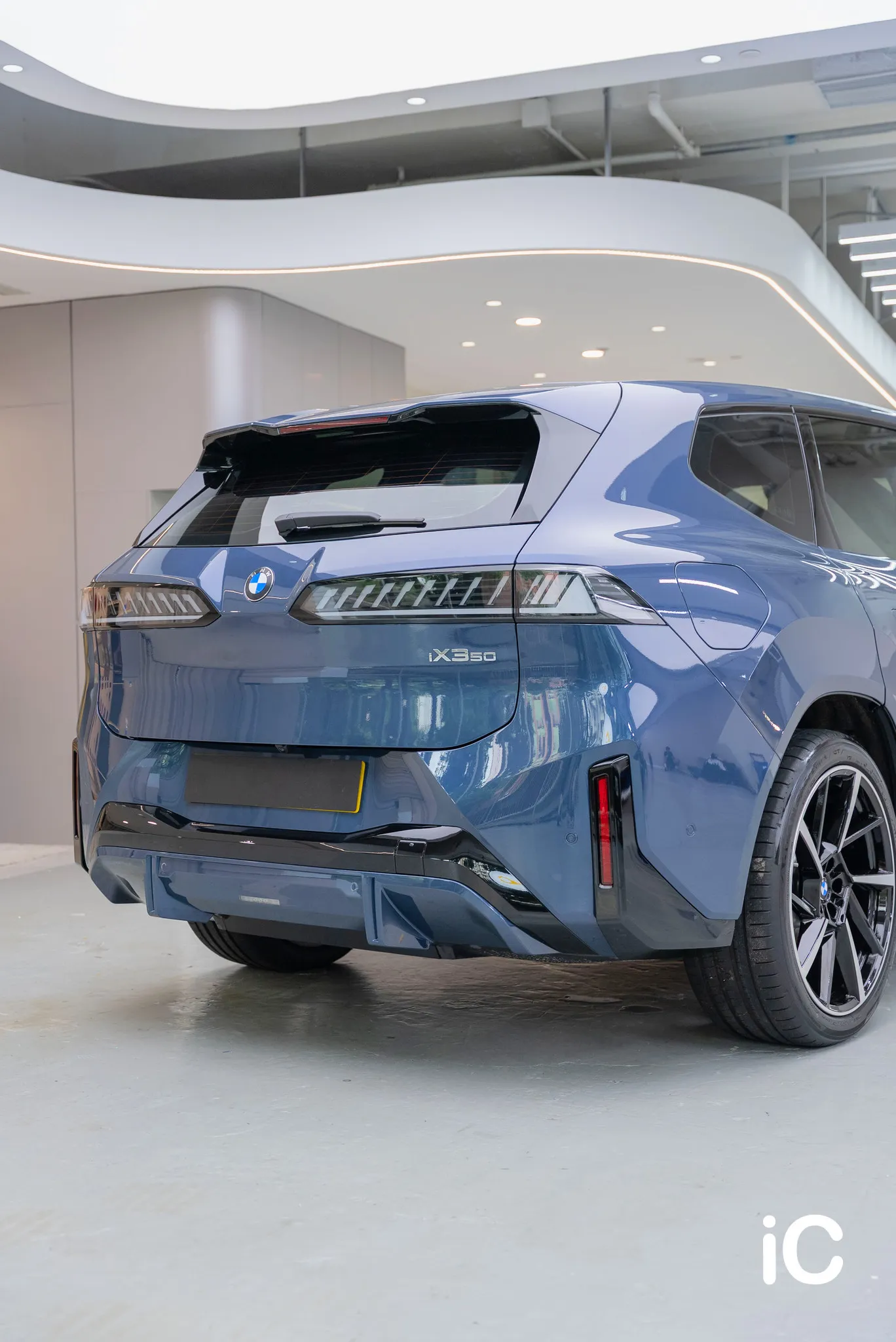 BMW iX3 車尾與尾燈的直幅完成照片