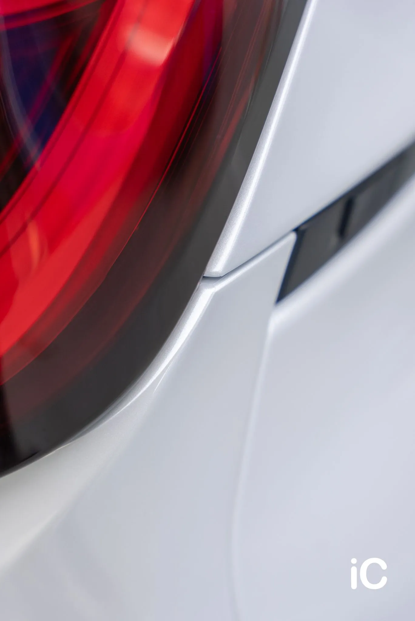 Toyota NOAH White Pearl 尾燈與白色車身接縫的完成細節
