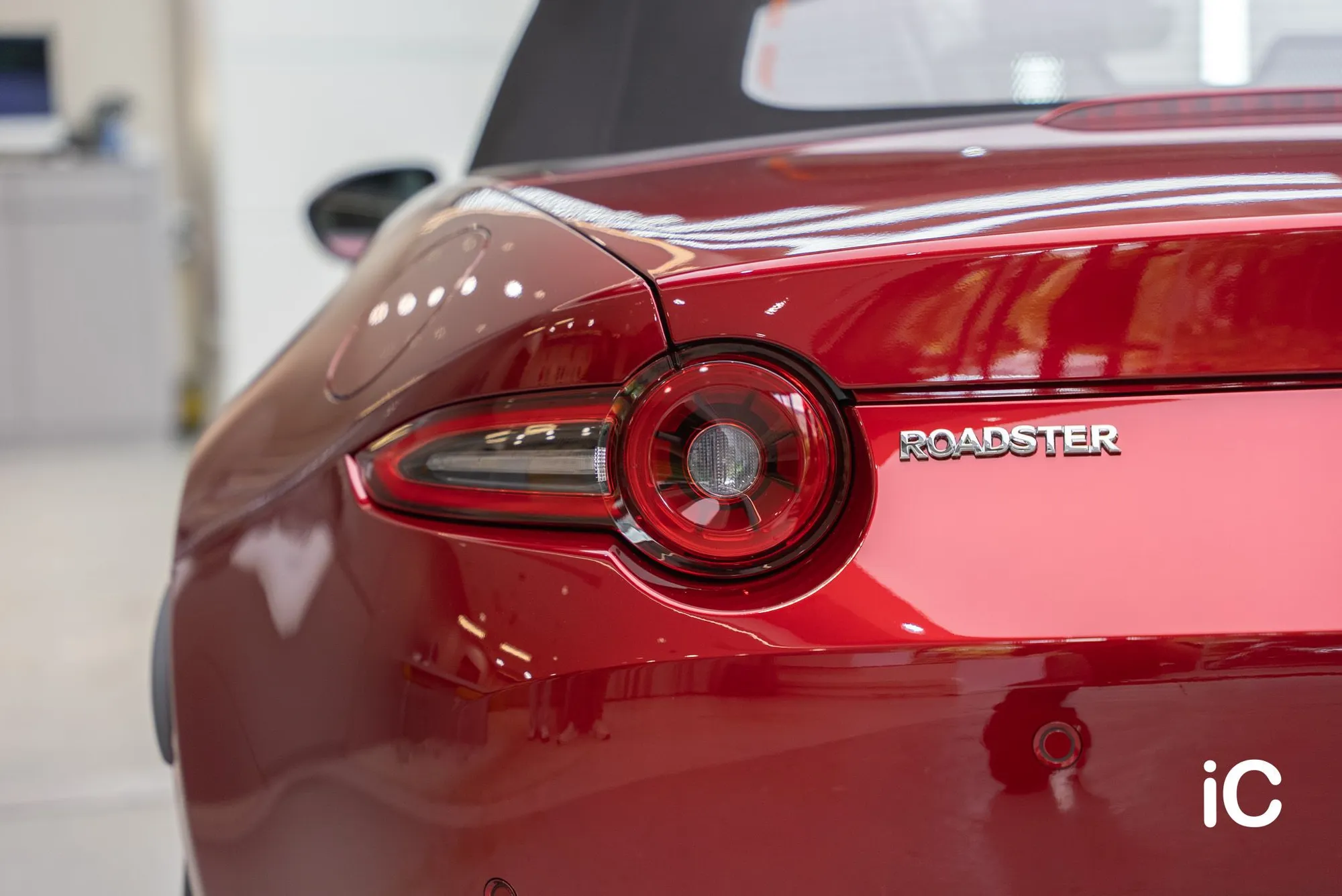 Mazda MX-5 尾燈與尾門紅色車身