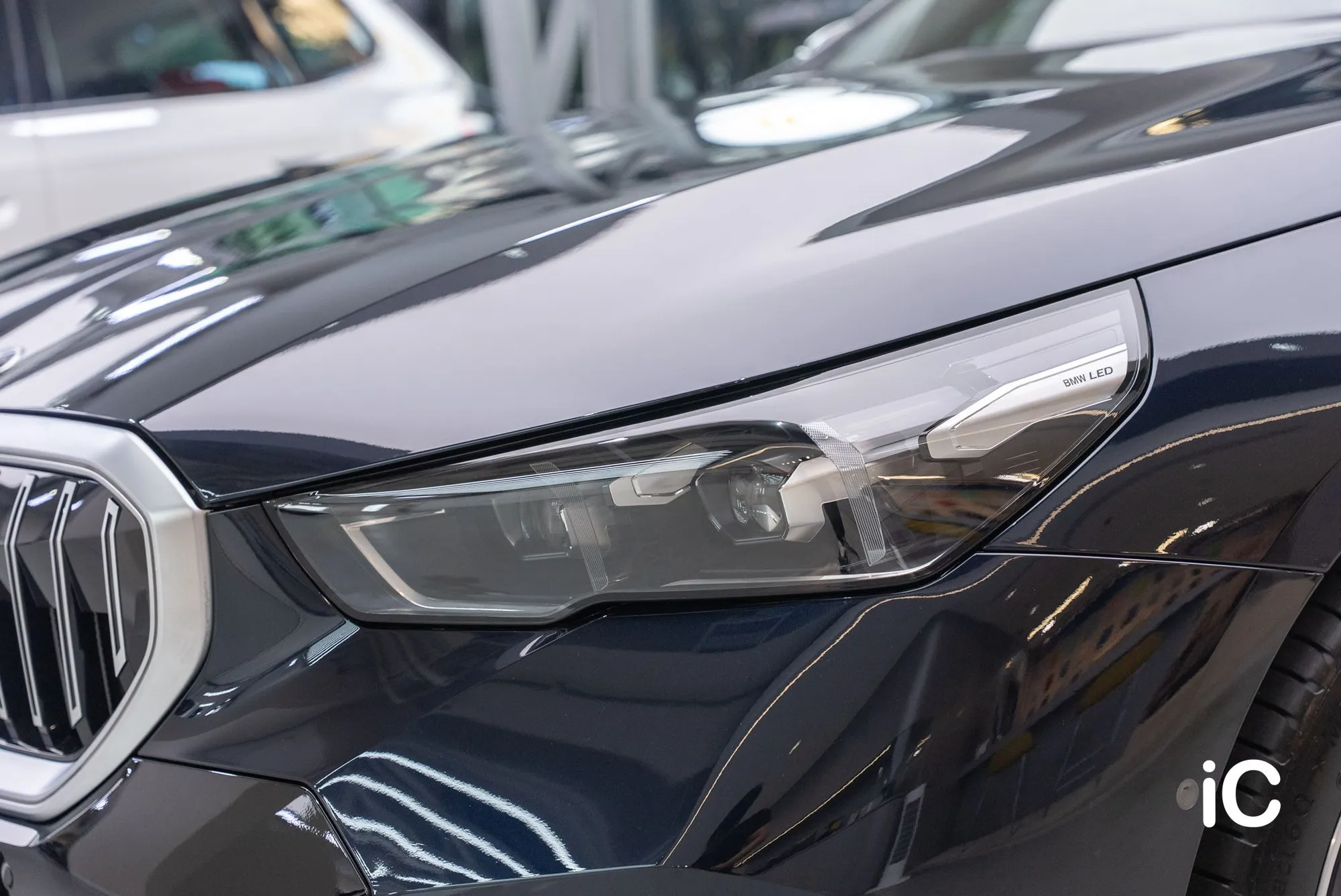 BMW THE 5 完成施工後的頭燈及周邊漆面